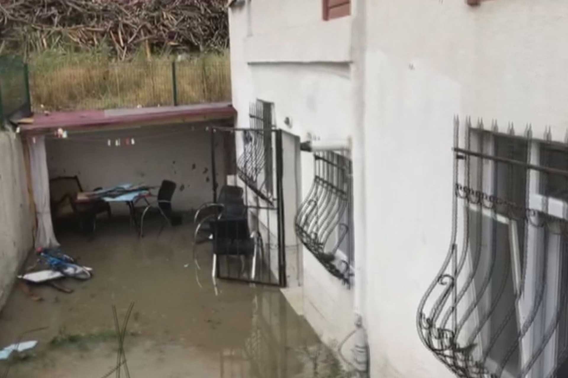 Arnavutköy'de su basmış bir bahçe katı.