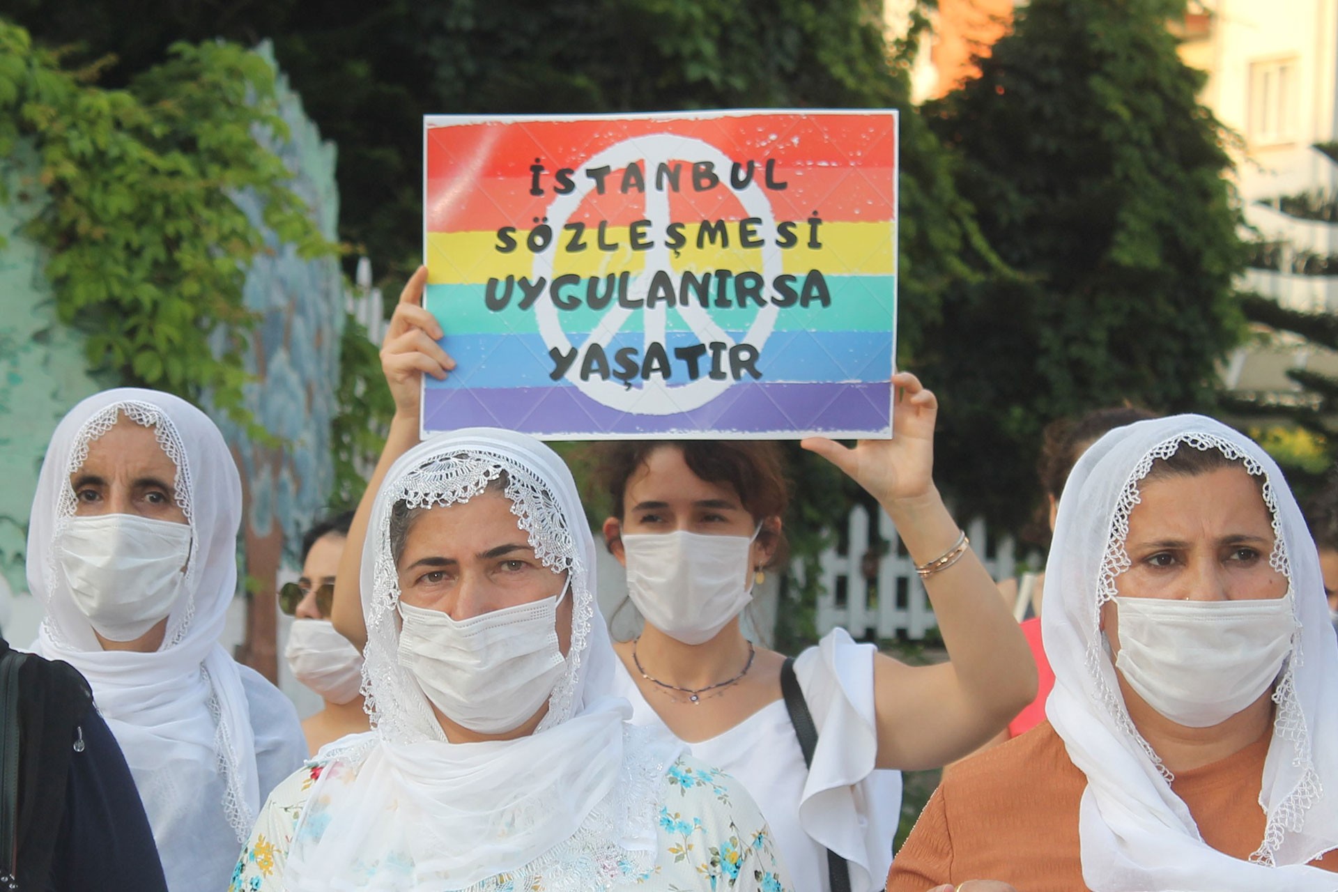 Adana'da basın açıklaması için toplanan kadınlar 