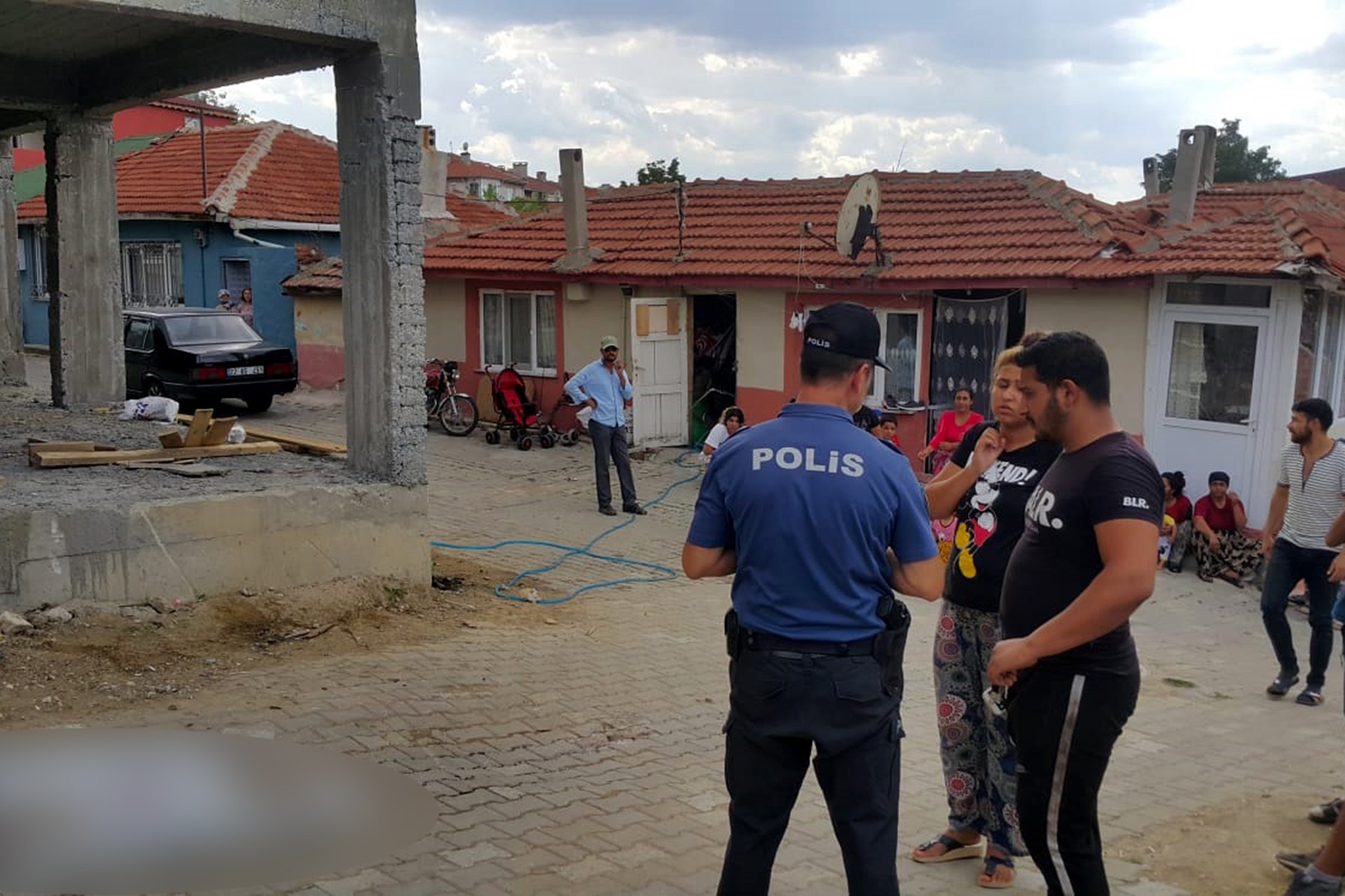 İnşaatın önünde polis ve çevredekiler bekliyor