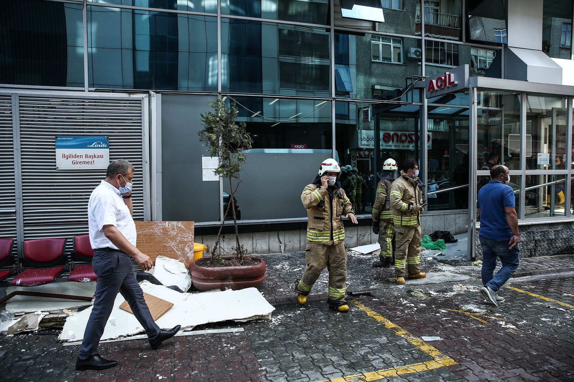 Gaziosmanpaşa'da hastane tavanı çöktü: 3 yaralı