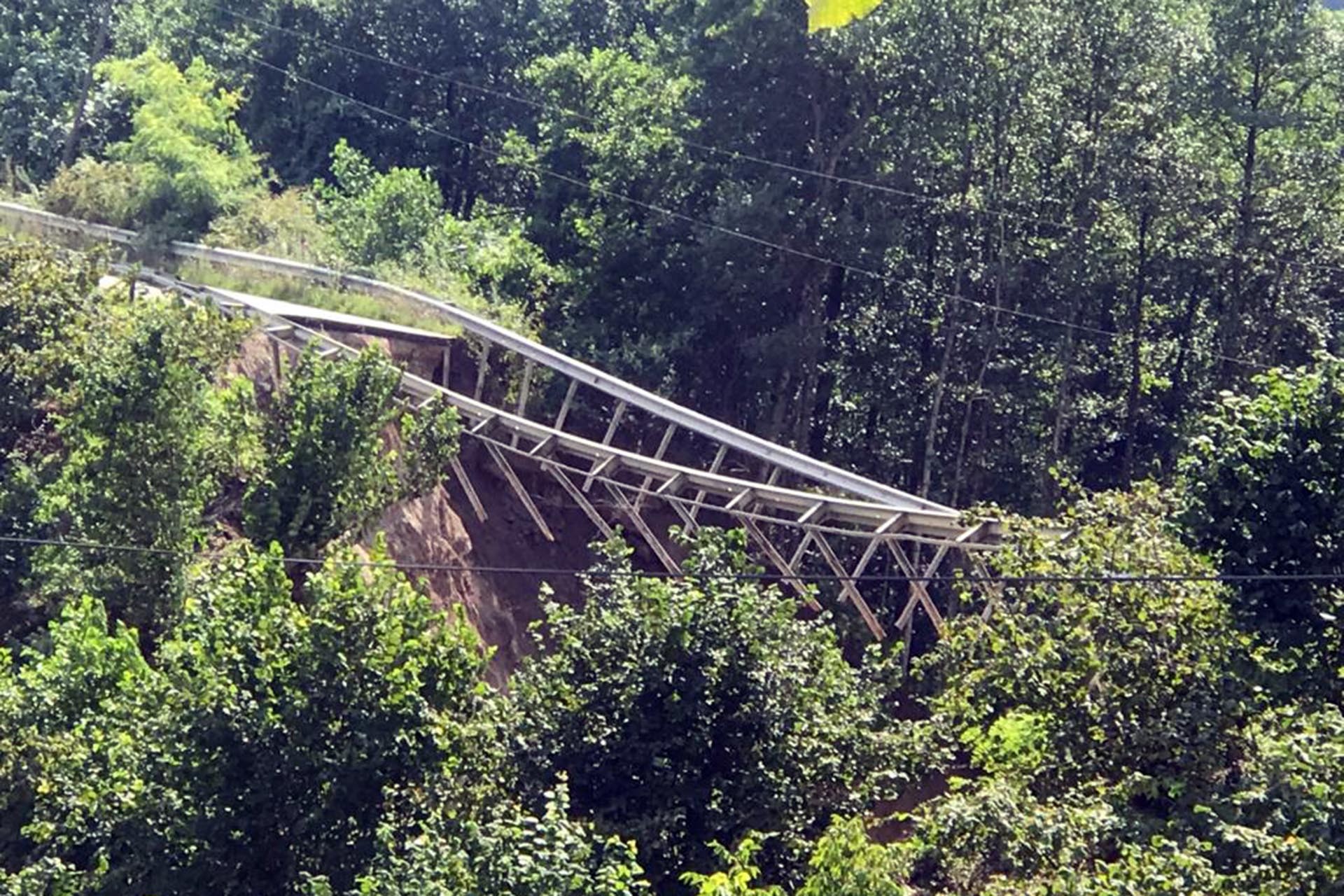 Giresun'daki sağanağın ardından Doğankent-Tirebolu yolu çöktü.