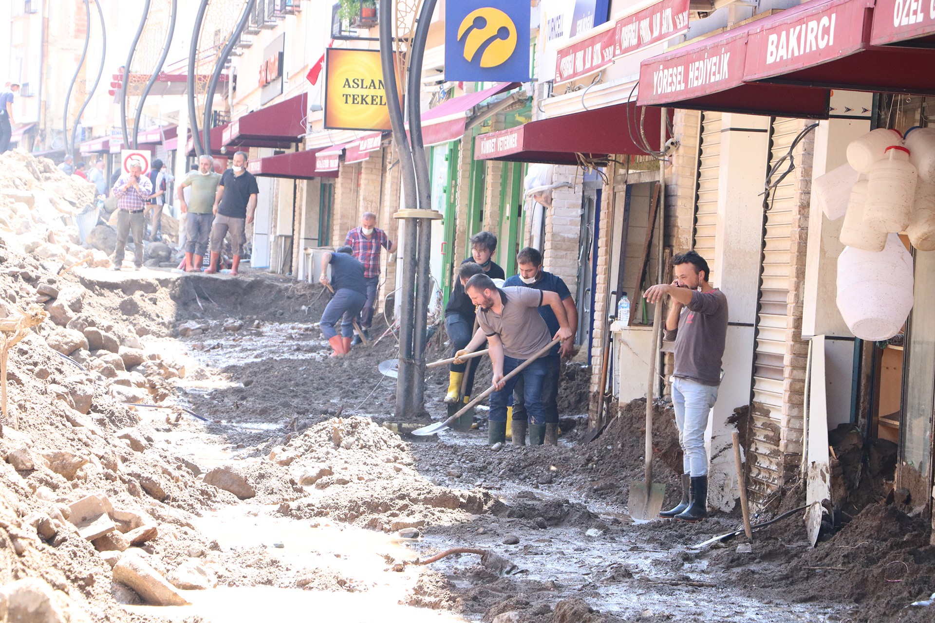 Giresun'da meydana gelen selin ardından çamur, toprak ve balçık altında kalan yol ve yol kenarındaki dükkan ve evler.