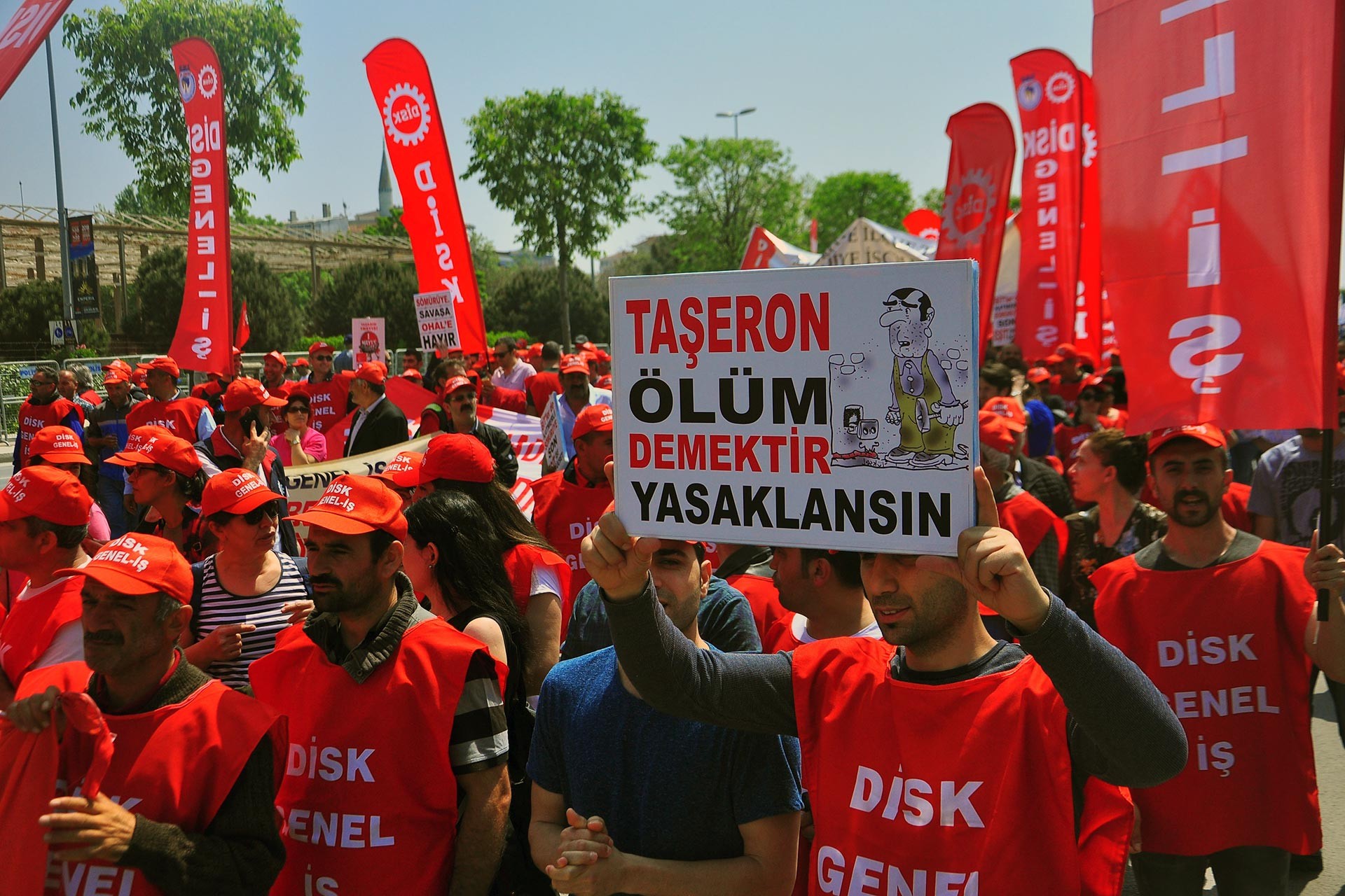 'Taşeron ölüm demektir yasaklansın' yazılı döviz taşıyan belediye işçisi