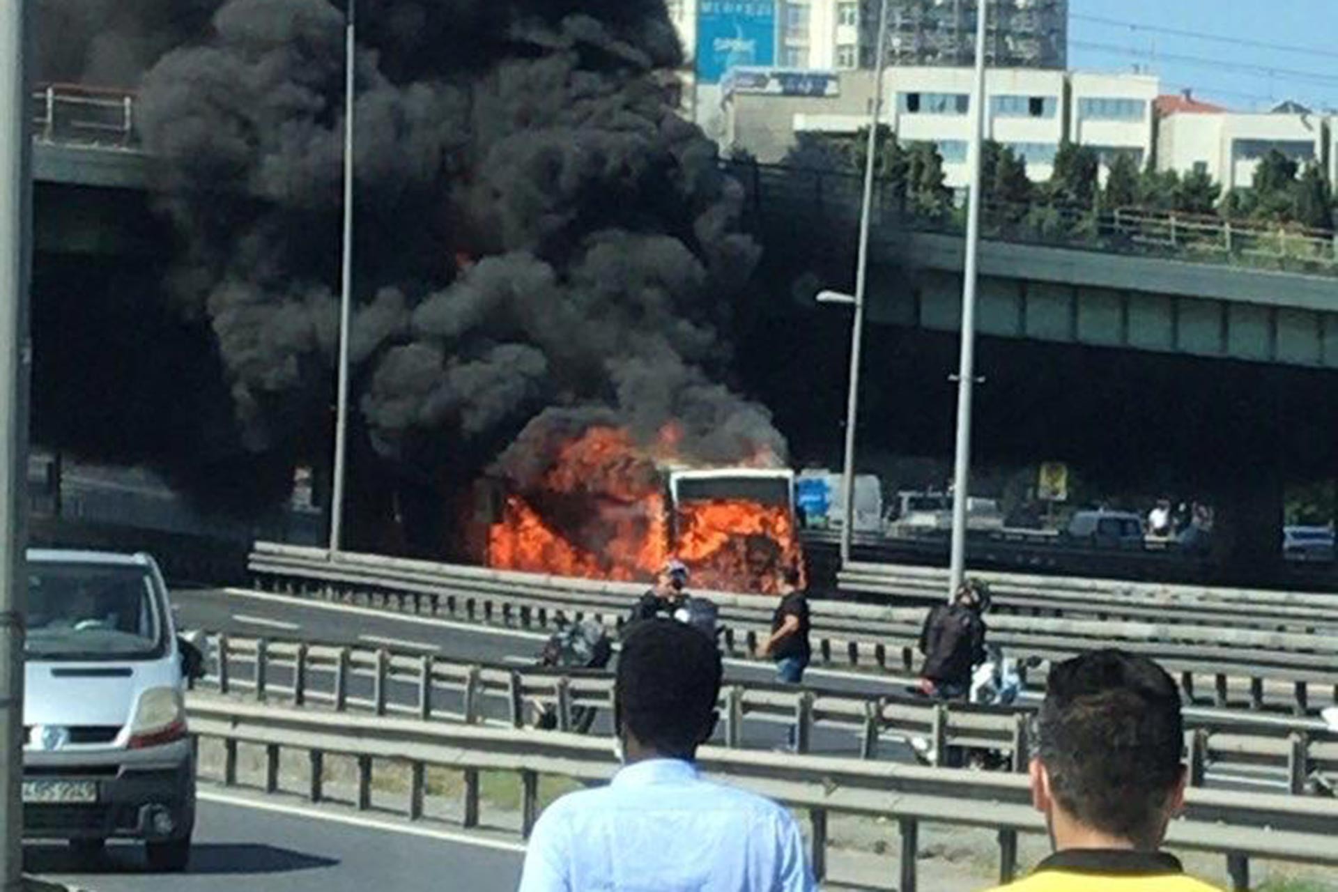 Bakırköy'de metrobüste çıkan yangın.