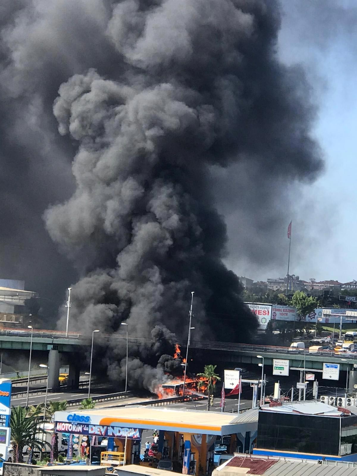 Metrobüste çıkan yangından yükselen siyah dumanlar.