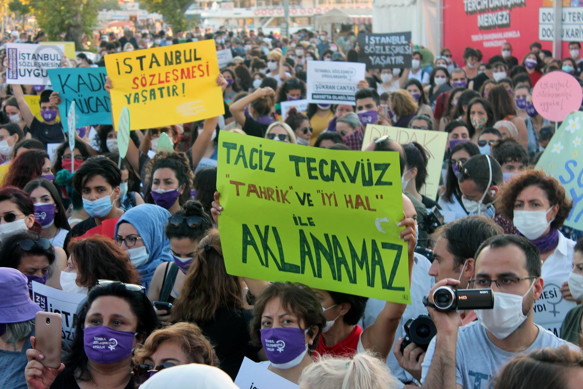 İstanbul Sözleşmesi eyleminde döviz taşıyan kadınlar