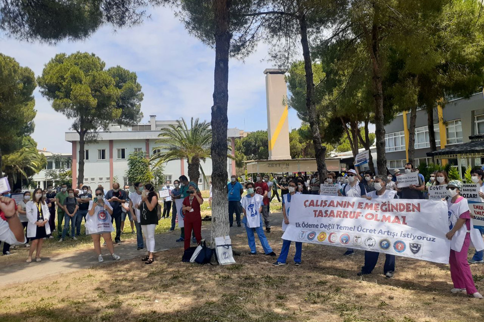 Dokuz Eylül Üniversitesi Tıp Fakültesi Hastanesinde çalışan sağlıkçıların eylemi