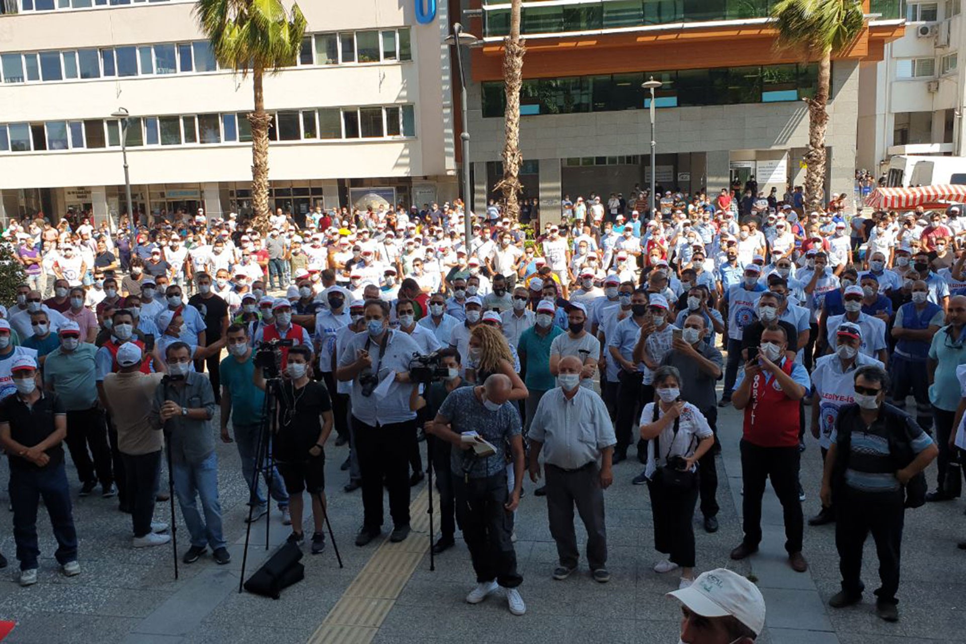 Belediye-İş sendikası İzmir Büyükşehir Belediyesine grev kararını asmak için basın açıklaması yaparken