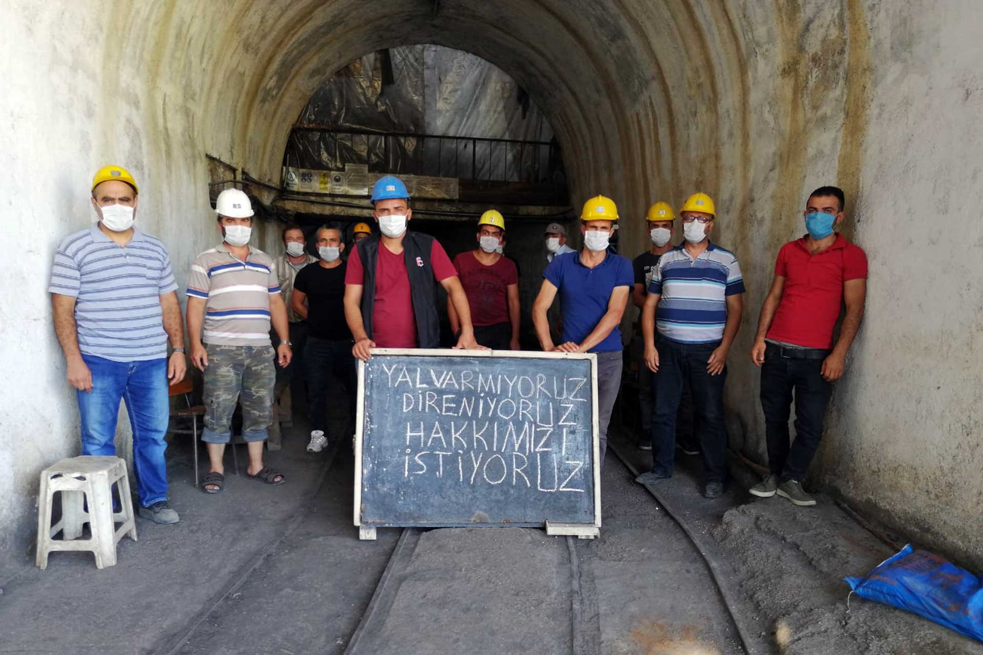 Cenne Maden Ocağında çalışan işçiler