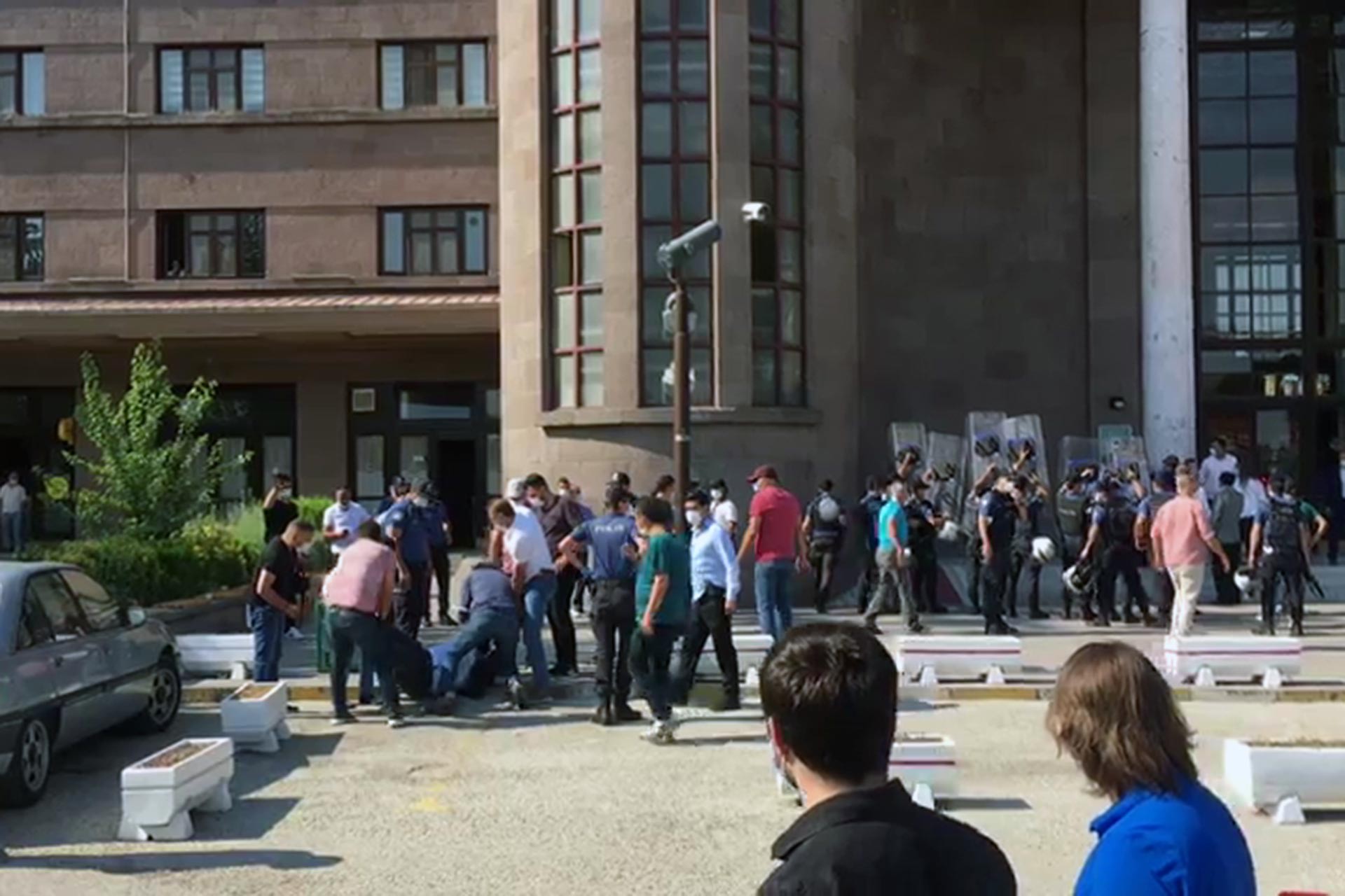 Ankara Garı önünde polisler gözaltı yaparken