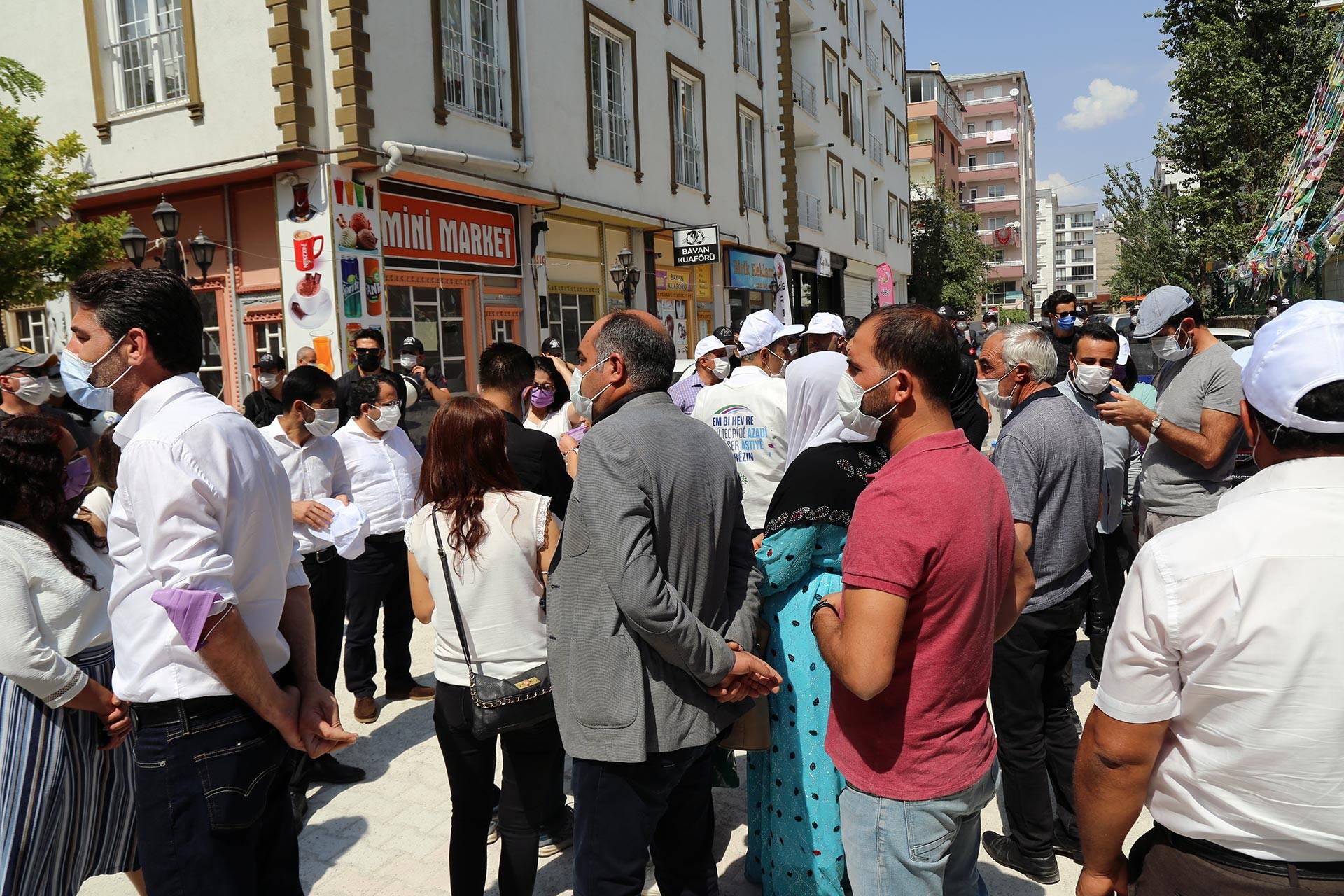 Van'da barış zinciri kurmak isteyen HDP'liler