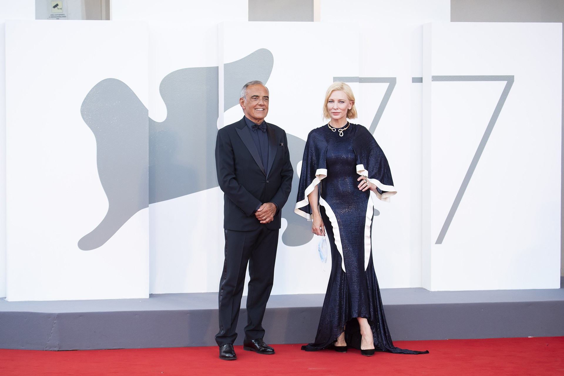 Festivalin kırmızı halı törenine festival yönetiminden Alberto Barbera ve jüri başkanı Cate Blanchett de katıldı.