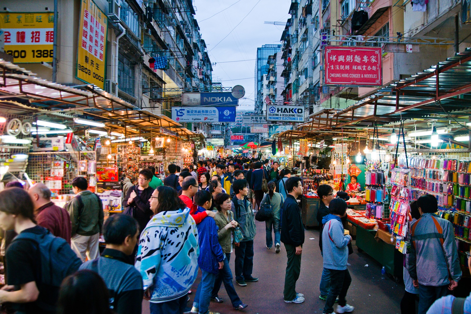 Hong Kong'da bulunan bir yerel çarşının fotoğrafı.