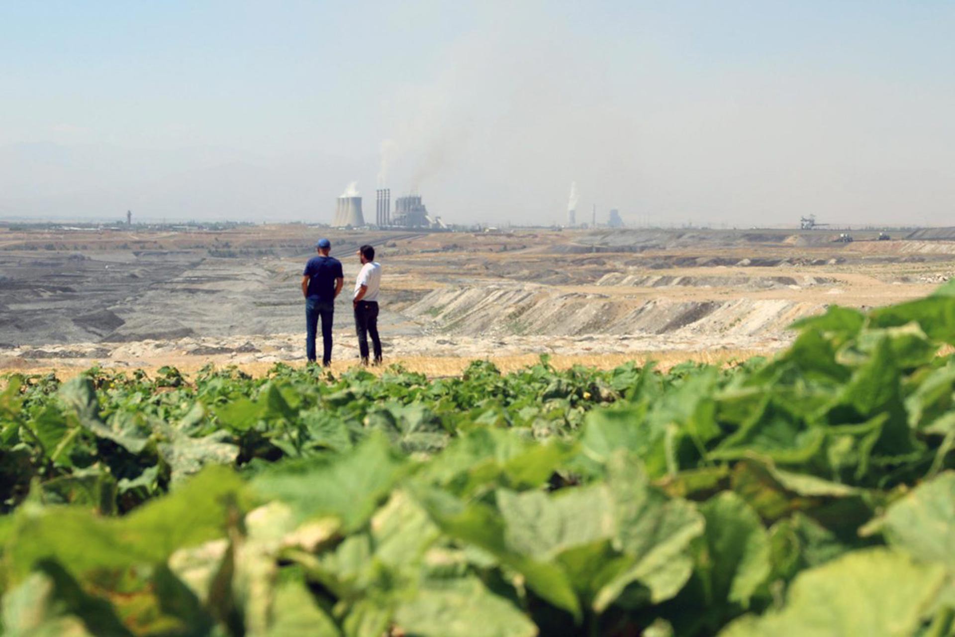 Termik santral sahasına bakan iki kişi