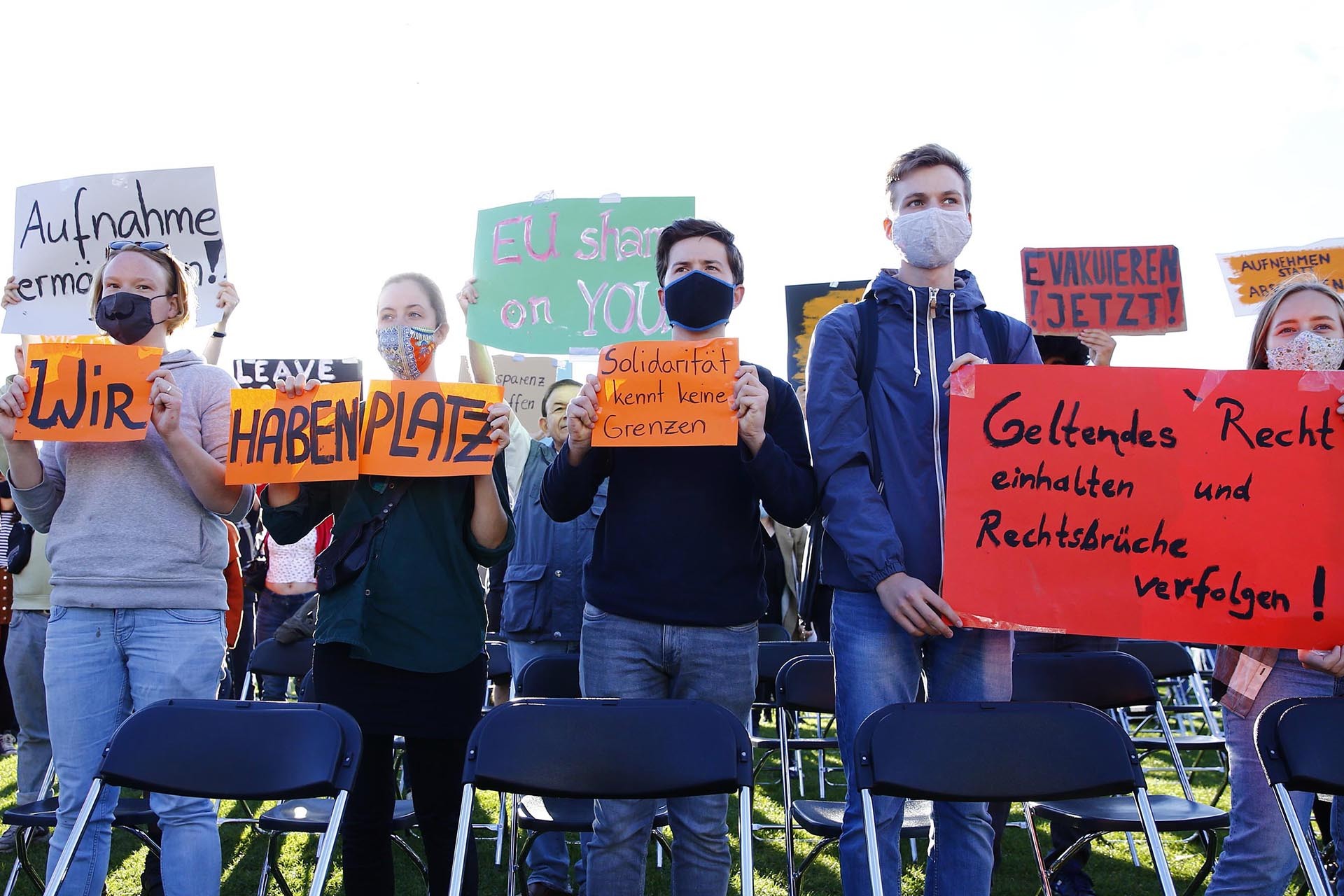 Protestoya katılanlar taleplerin yazılı olduğu pankart taşıdı