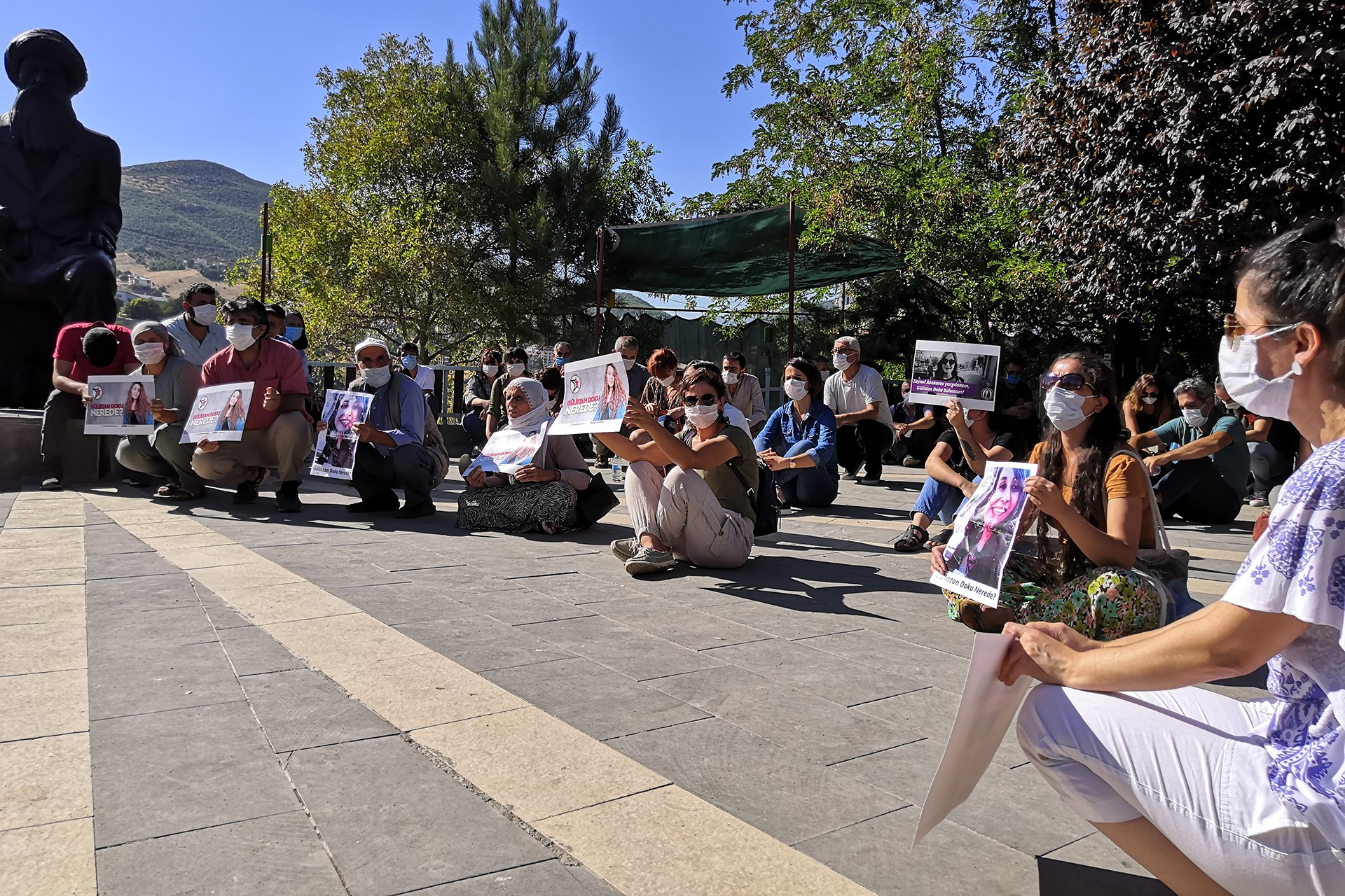 Dersim'de Gülistan Doku'nun akıbetini soran ve sonrasında gözaltına alınan annesi Bedriye Doku ve ablası Aygül Doku'ya destek için Seyit Rıza Meydanı'nda açıklama yapıldı.