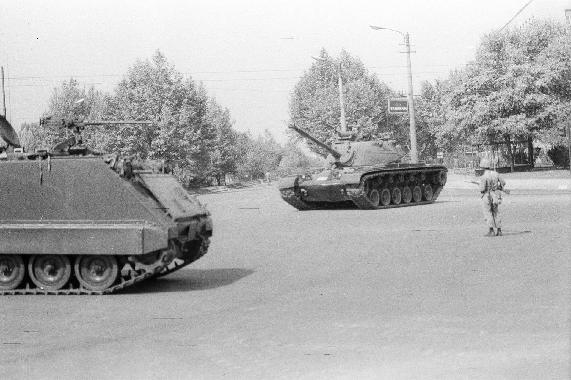 12 Eylül 1980 darbesiyle ilan edilen sokağa çıkma yasağının ardından tanklar sokaklarda geziyor, askerler sokakta nöbet tutuyor.