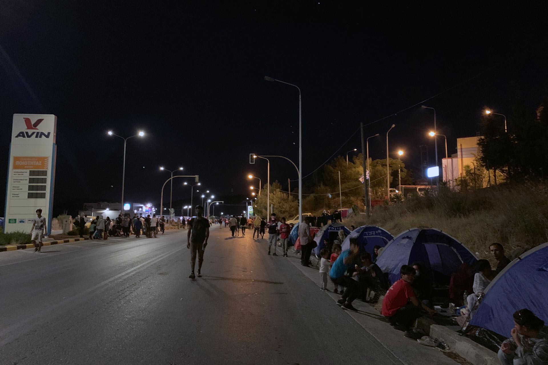 Moria'da yol kenarına çaadır kuran mülteciler