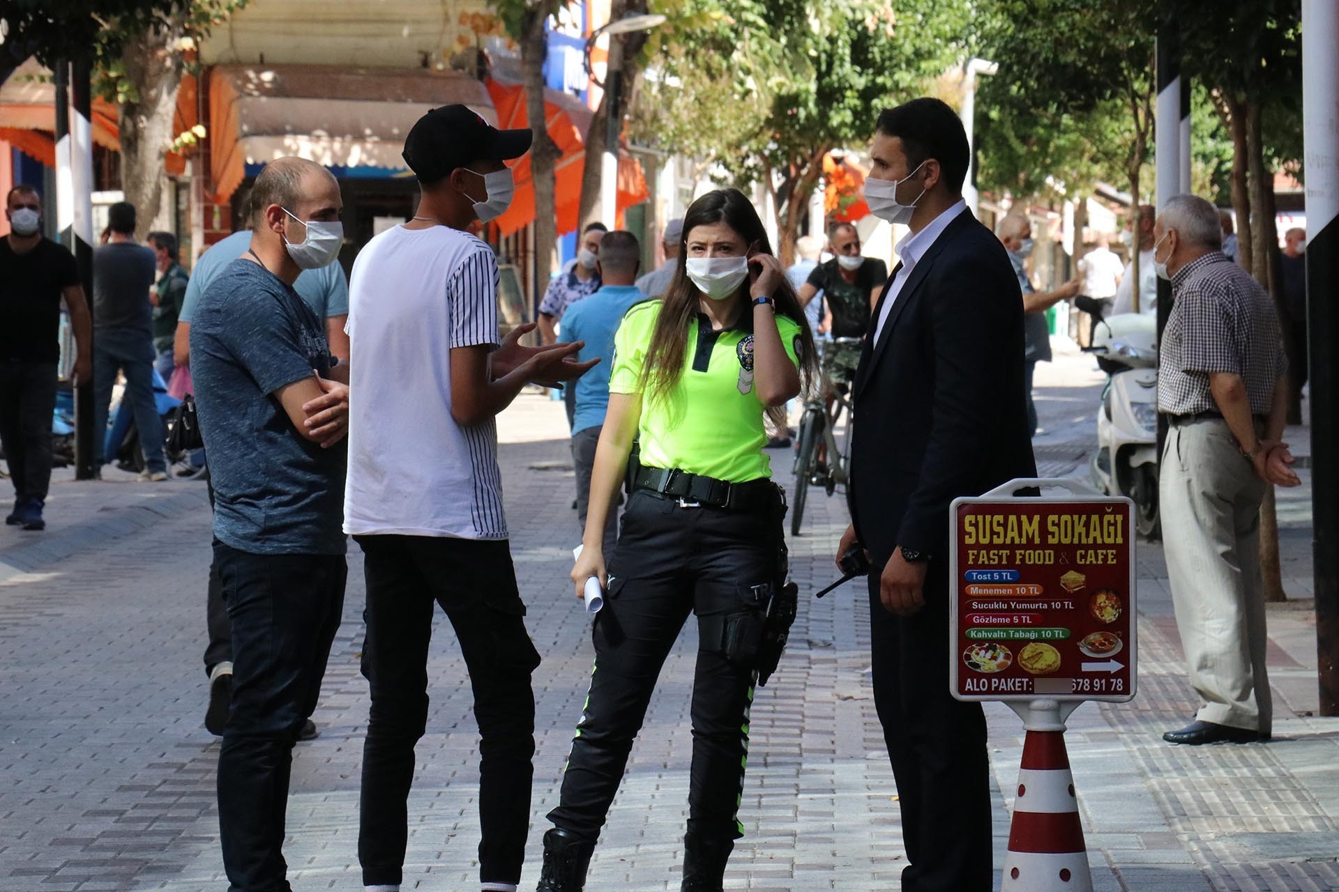 Polis sokakta denetim yapıyor