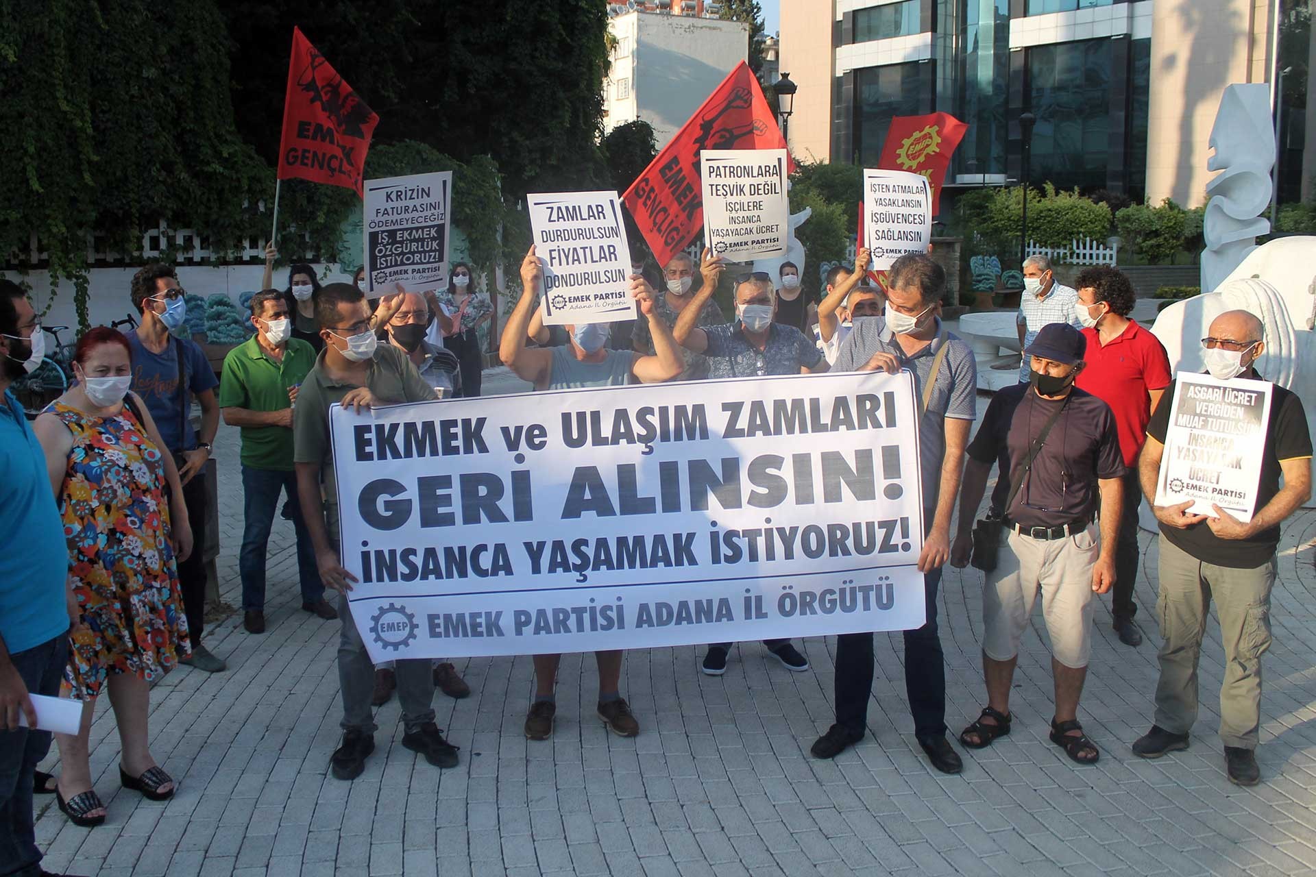 Emek Partisi Adana İl Örgütü, kent genelinde ulaşıma yapılan zamlara basın açıklamasıyla tepki gösterdi.