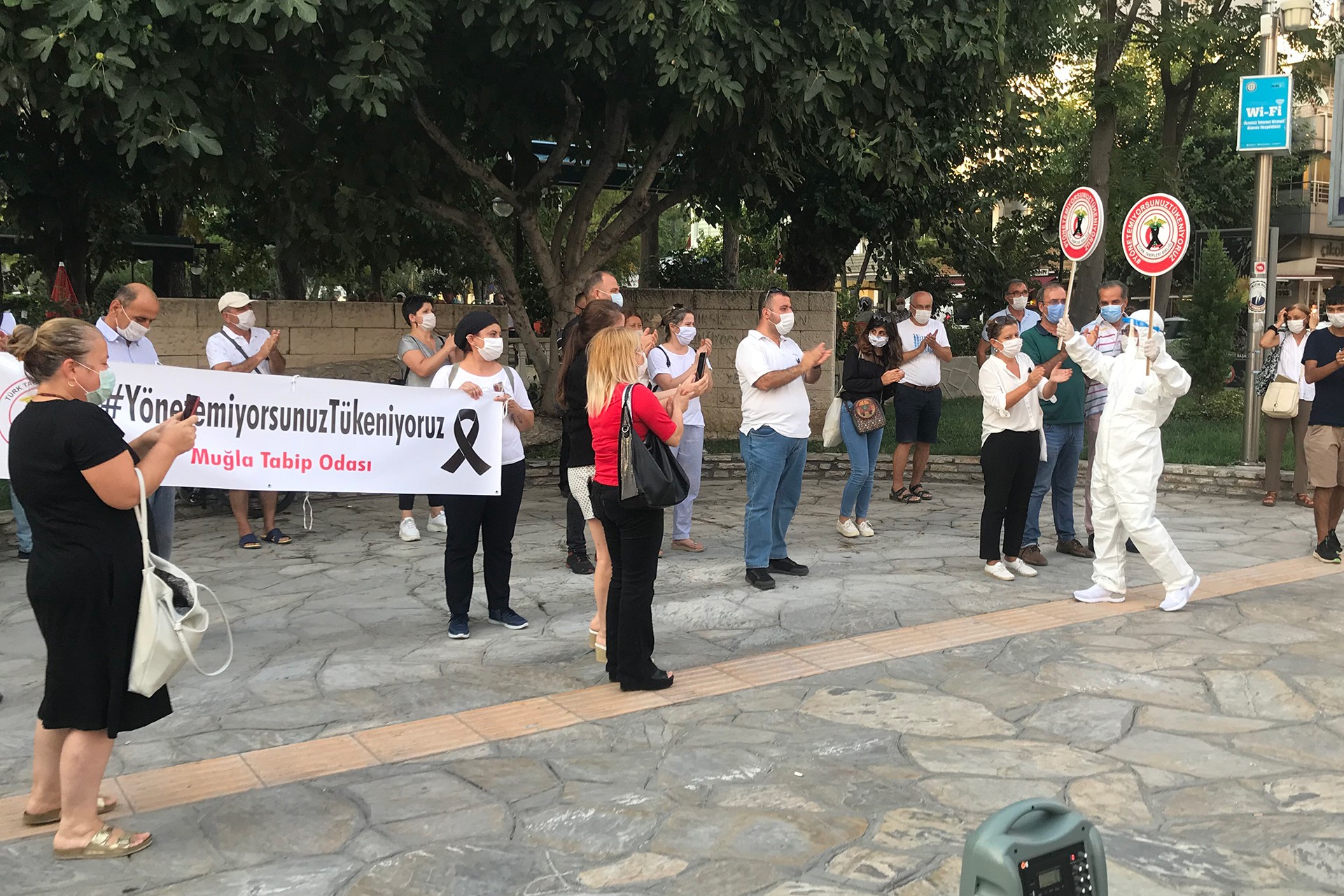 Muğla'da sağlık emekçileri, yaptıkları açıklamada suçu vatandaşa, yükü hekimlere ve sağlık çalışanlarına yıkanların tarihsel sorumluluğunu her gün üzerine basarak hatırlatacaklarını dile getirdi.