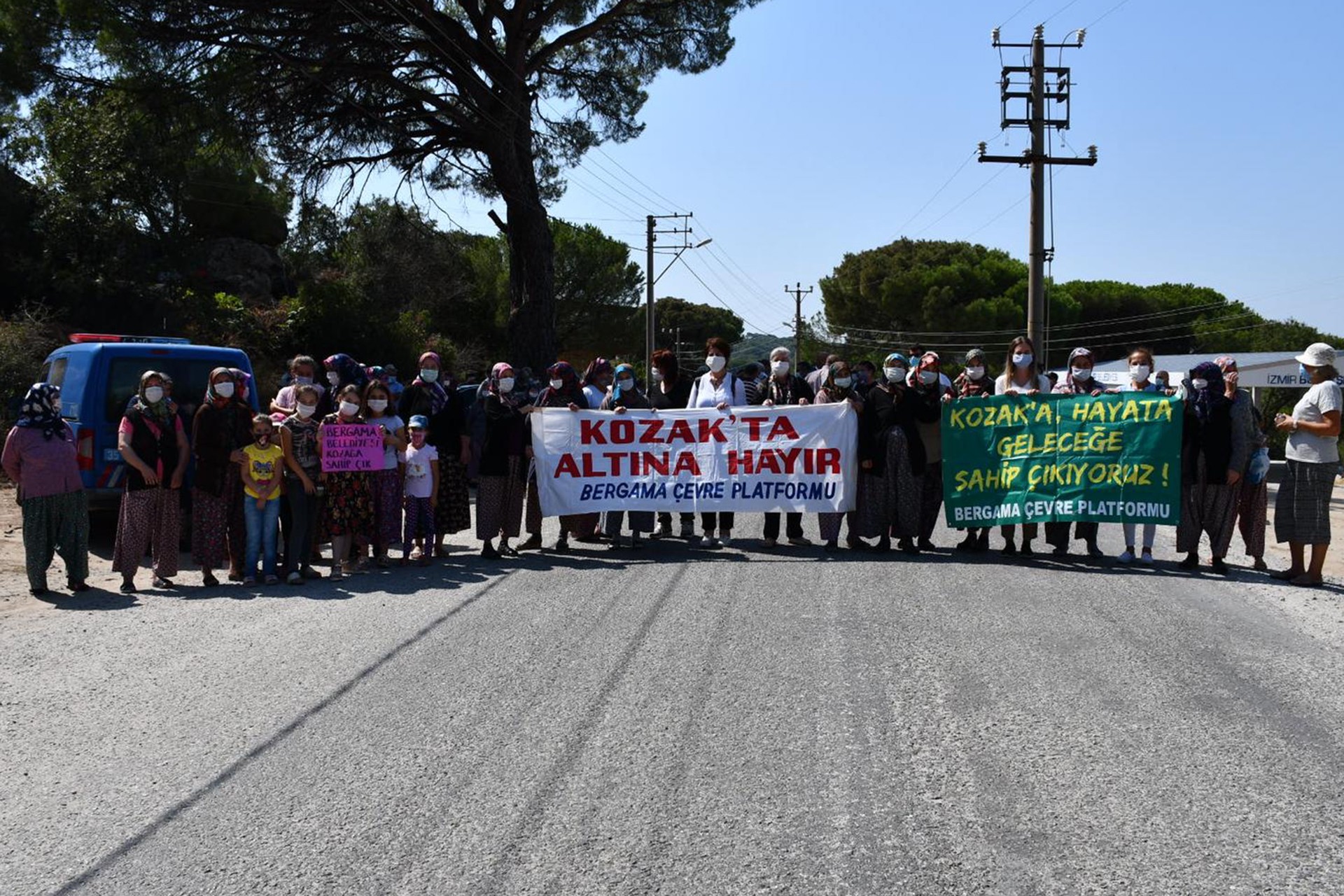 Kozak'ta bulunan Okçular Köyü'ne yapılmak istenilen taş ocağına yöre halkı izin vermedi.