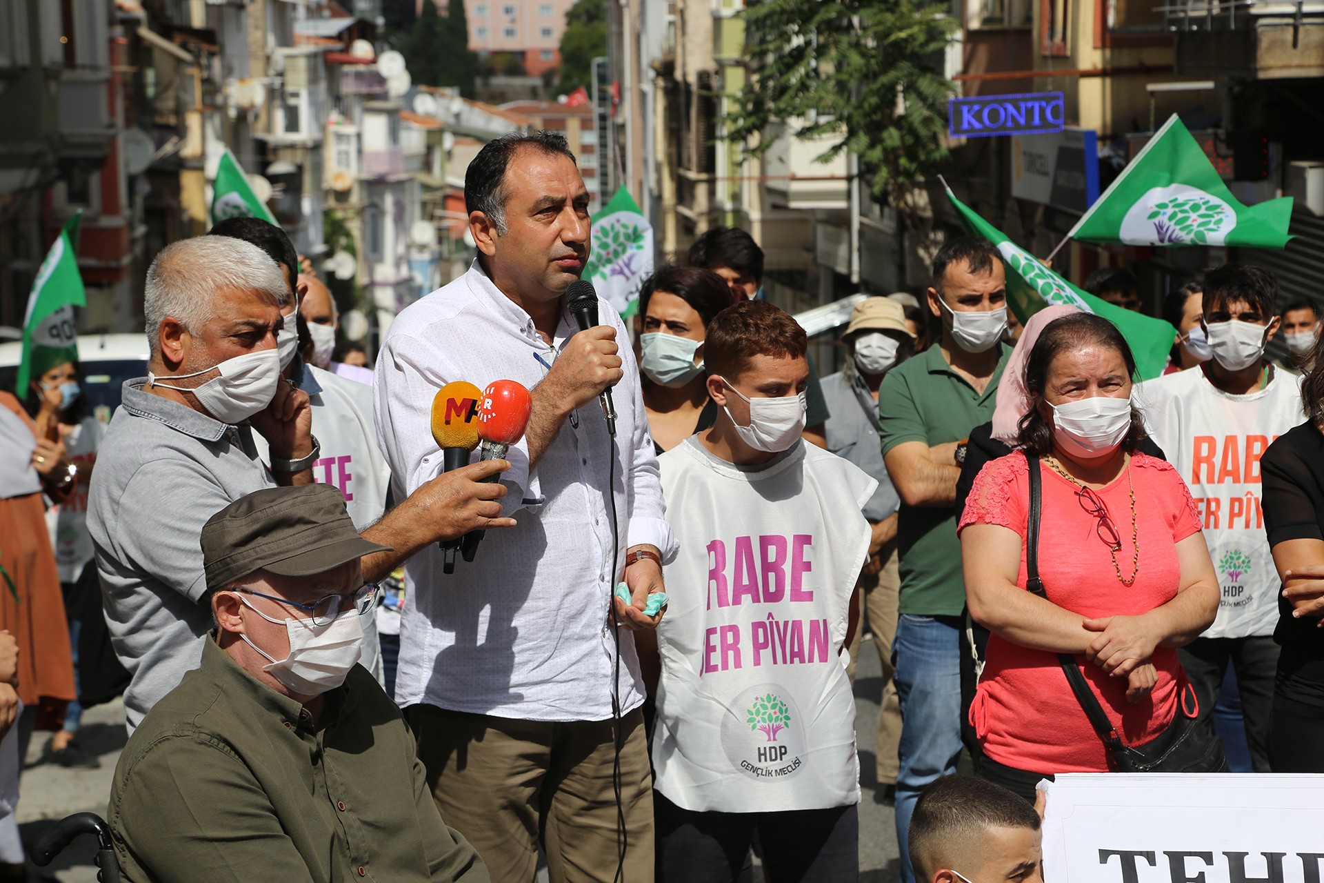 HDP İstanbul İl Örgütü, HDP yöneticileri ve üyelerinin kendilerini polis ve MİT mensubu olarak tanıtan kişilerce kaçırılması, tehdit ve darbedilmesine tepki gösterdi.