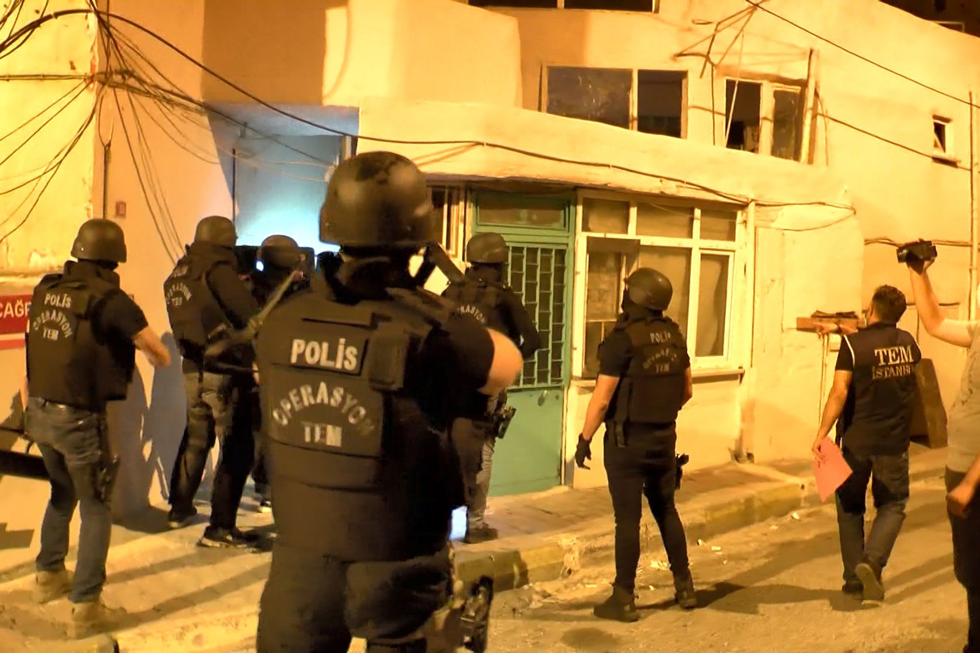 İstanbul'un Fatih, Gaziosmanpaşa ve Maltepe ilçelerinde polis operasyon düzenledi, 7 kişi gözaltına alındı. 