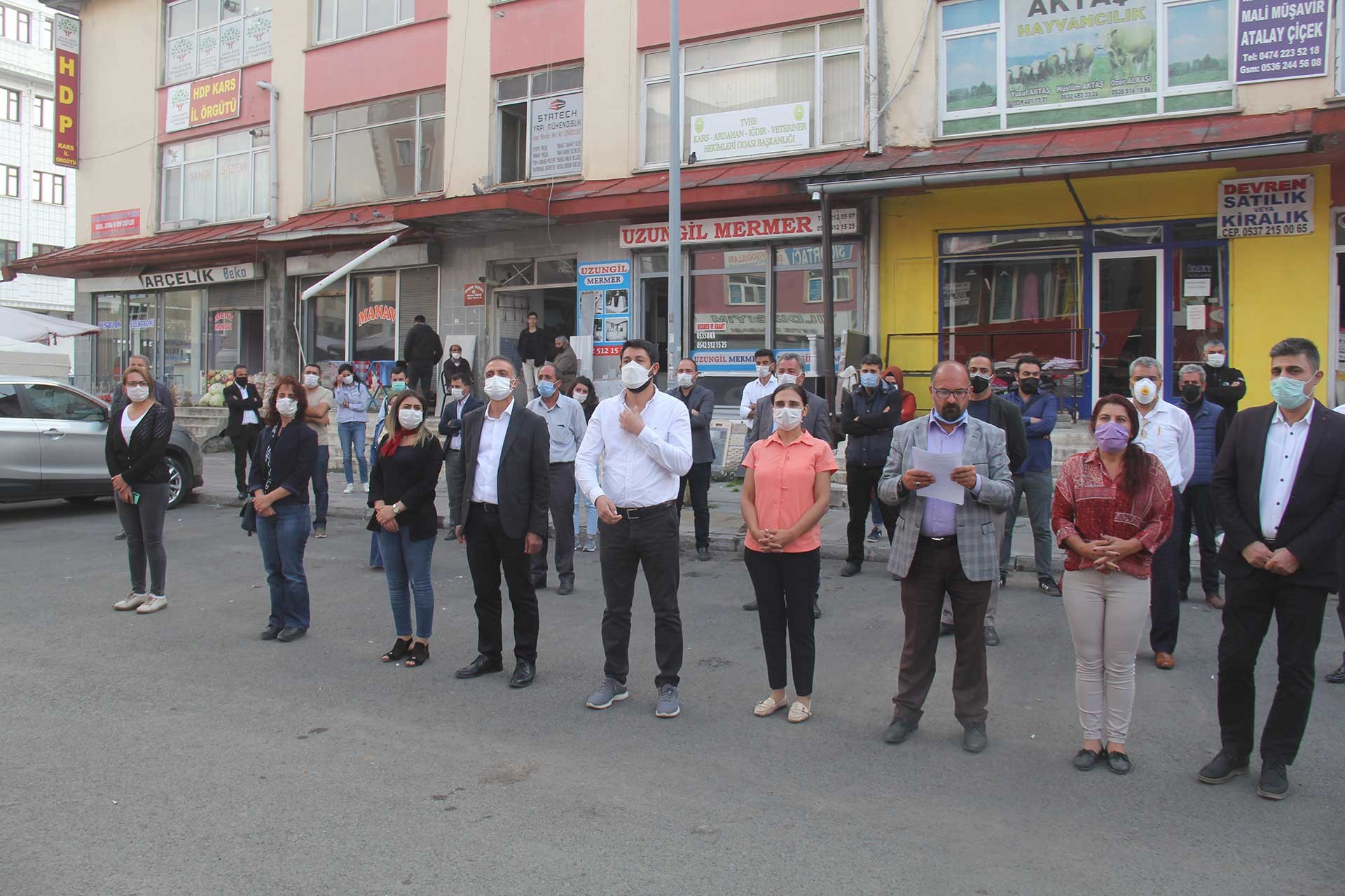 HDP Kars İl Örgütü, Ayhan Bilgen'in gözaltına alınmasını protesto etmek üzere basın açıklaması yaparken.