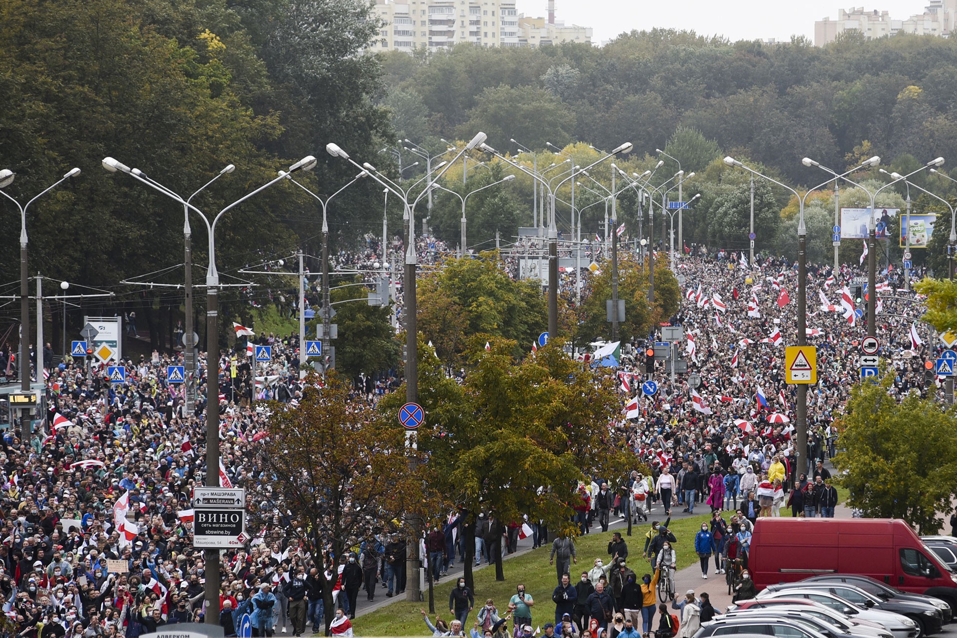 Başkent Minsk'te toplanan çok sayıda protestocu.