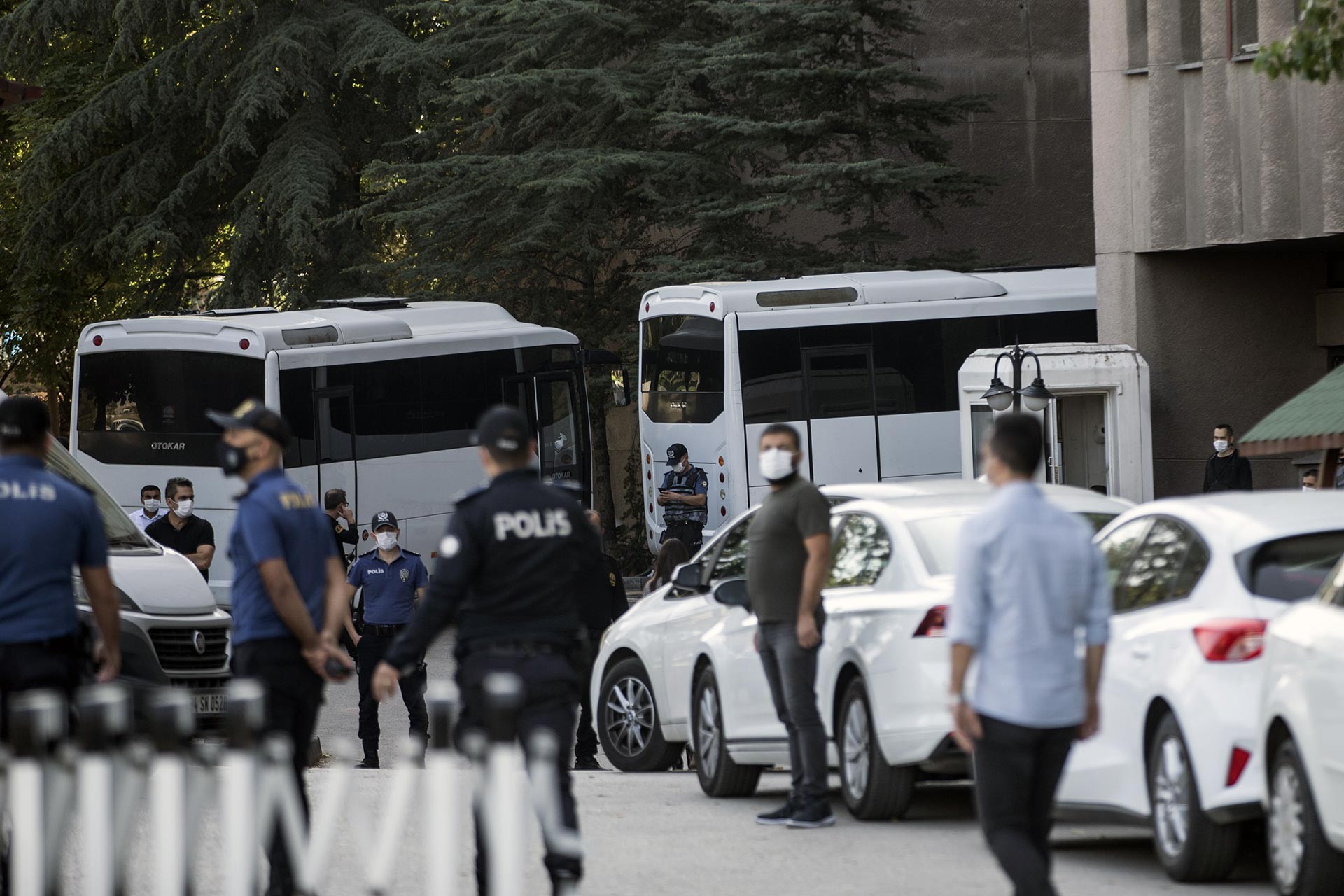 Adliye bahçesinde gözaltı minibüsleri