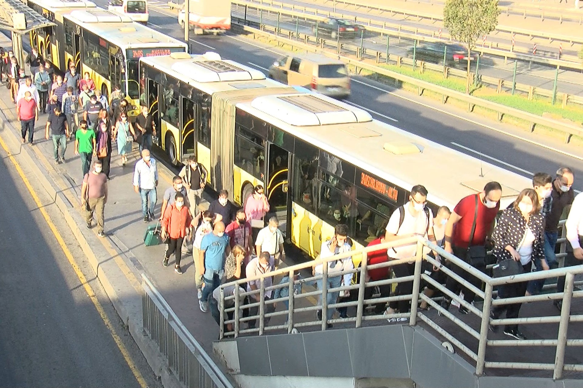 Metrobüsten çıkan kalabalık