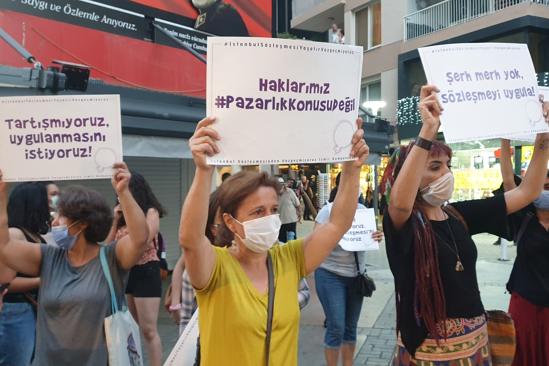 TBMM'nin açıldığı gün İzmir'de eylem yapan kadınlar 'Takipteyiz! İstanbul Sözleşmesi’ni uygulatacağız!' dedi.