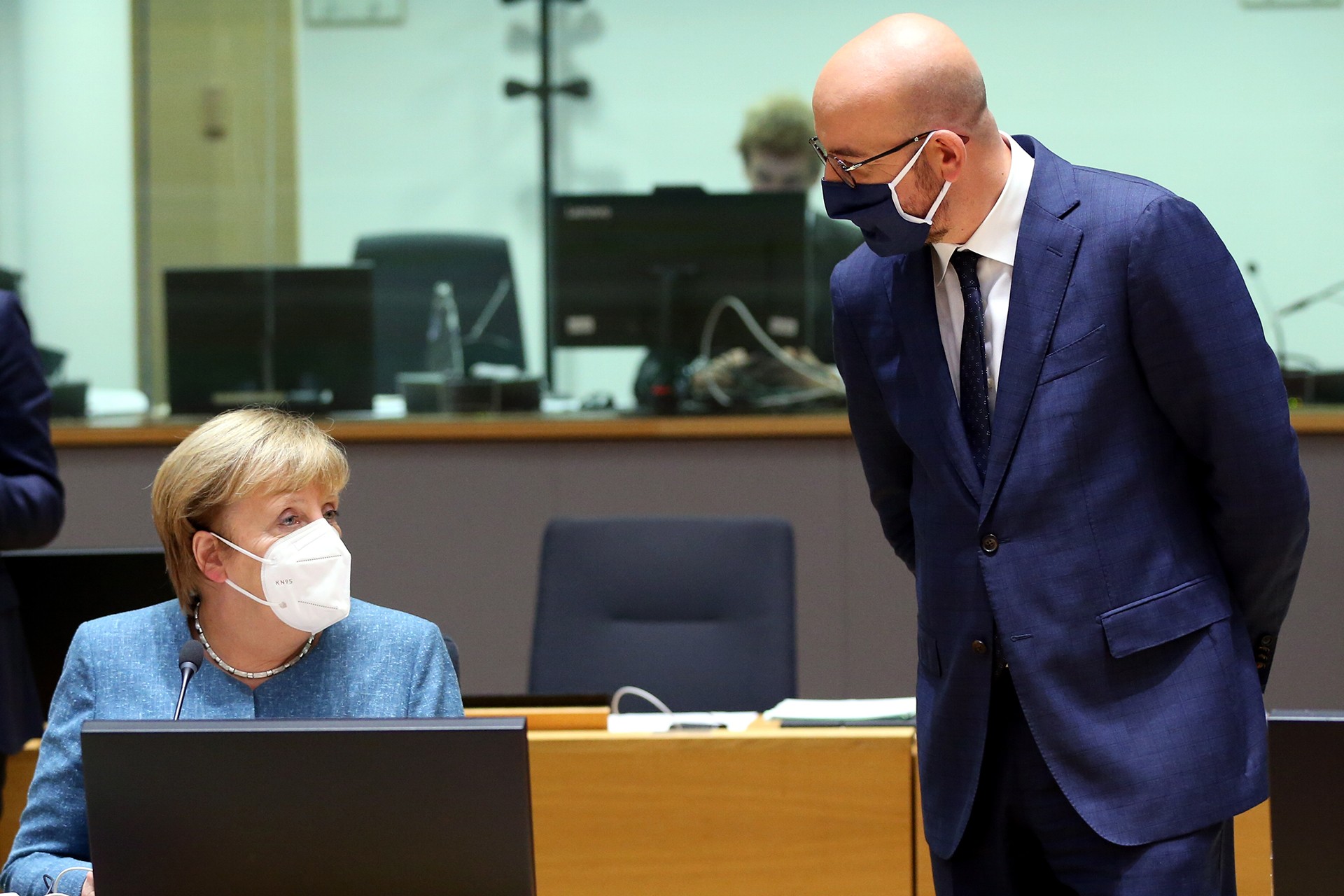 AB Konseyi Başkanı Charles Michel (sağda), Almanya Başbakanı Angela Merkel (solda), AB liderleri zirvesinde görüşürken.