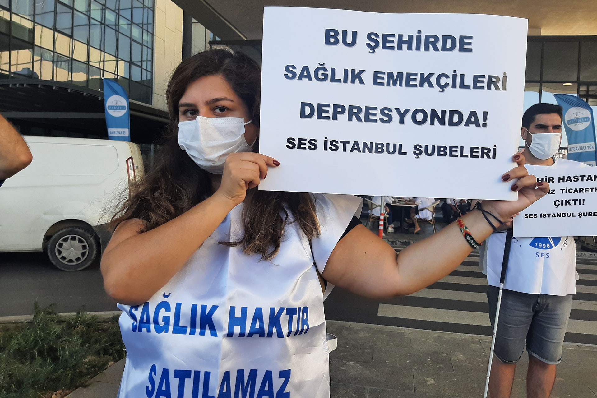 Açıklama yapan sağlık emekçileri