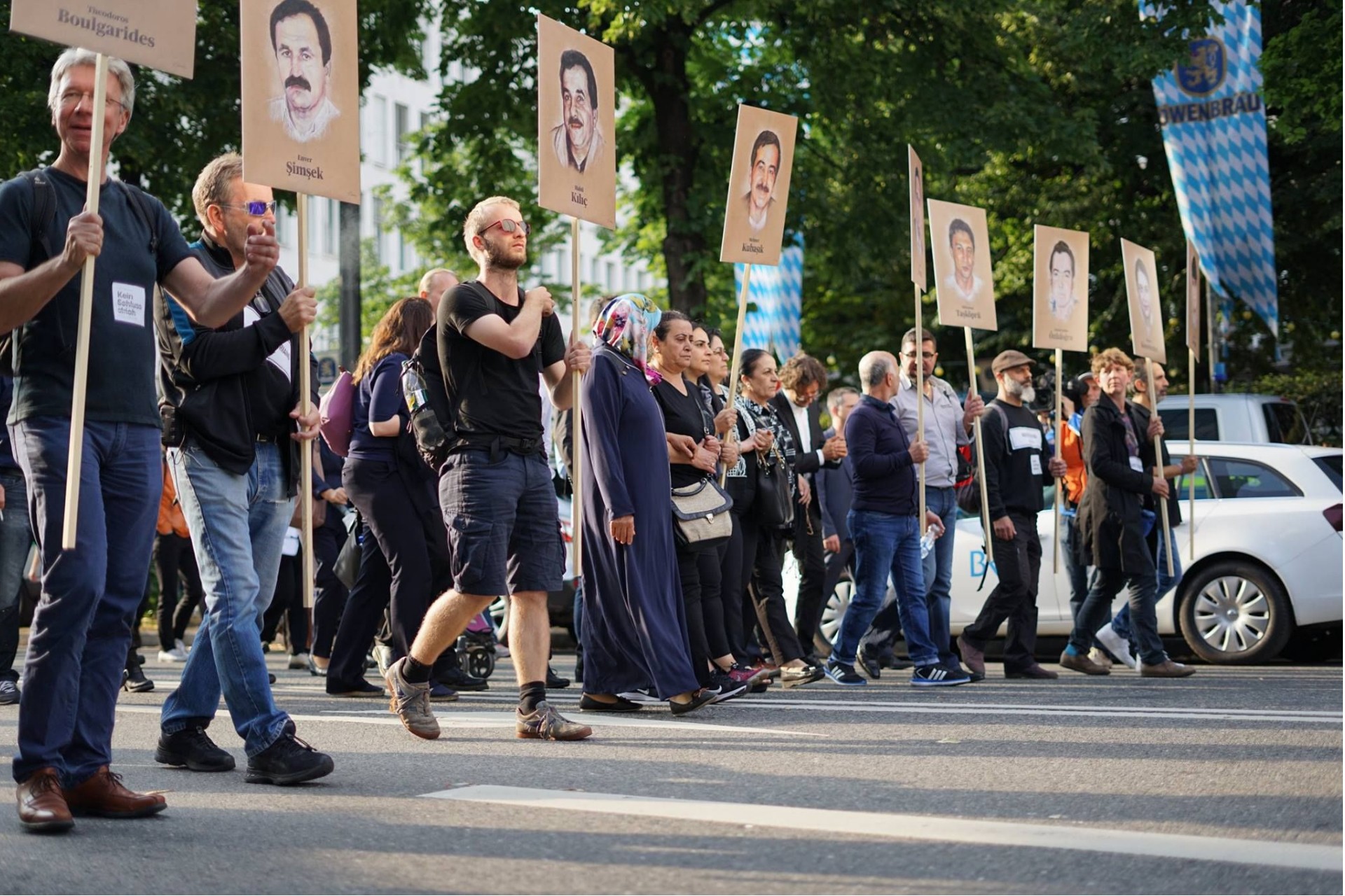 nsu cinayetleri protestosu, protestocuların elinde öldürülenlerin fotoğrafı var