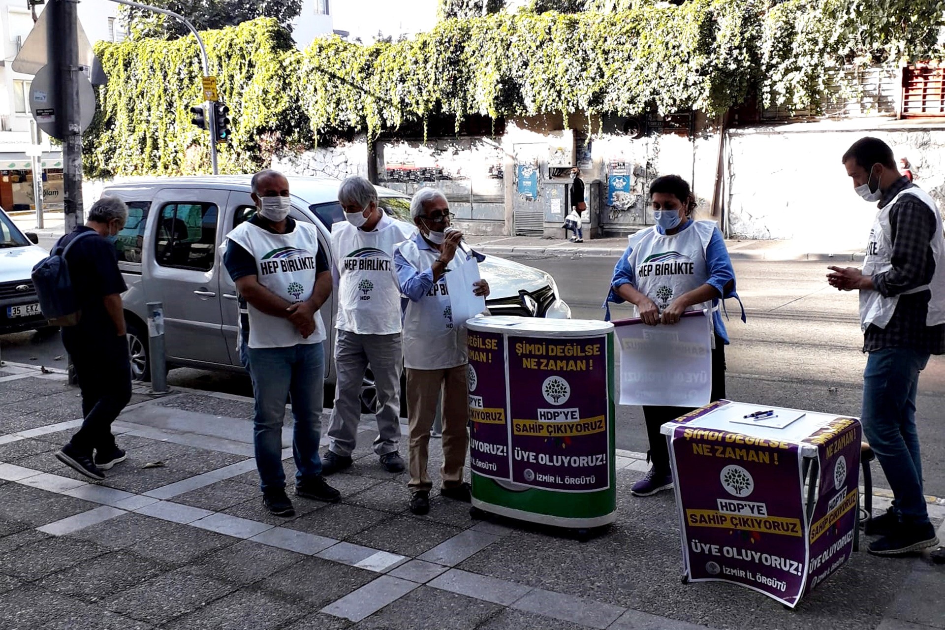 HDP Buca İlçe Örgütü, Kars Belediyesi Eş Başkanı Ayhan Bilgen ile 16 HDP'linin tutuklanmasına tepki göstererek dayanışma çağrısında bulundu.