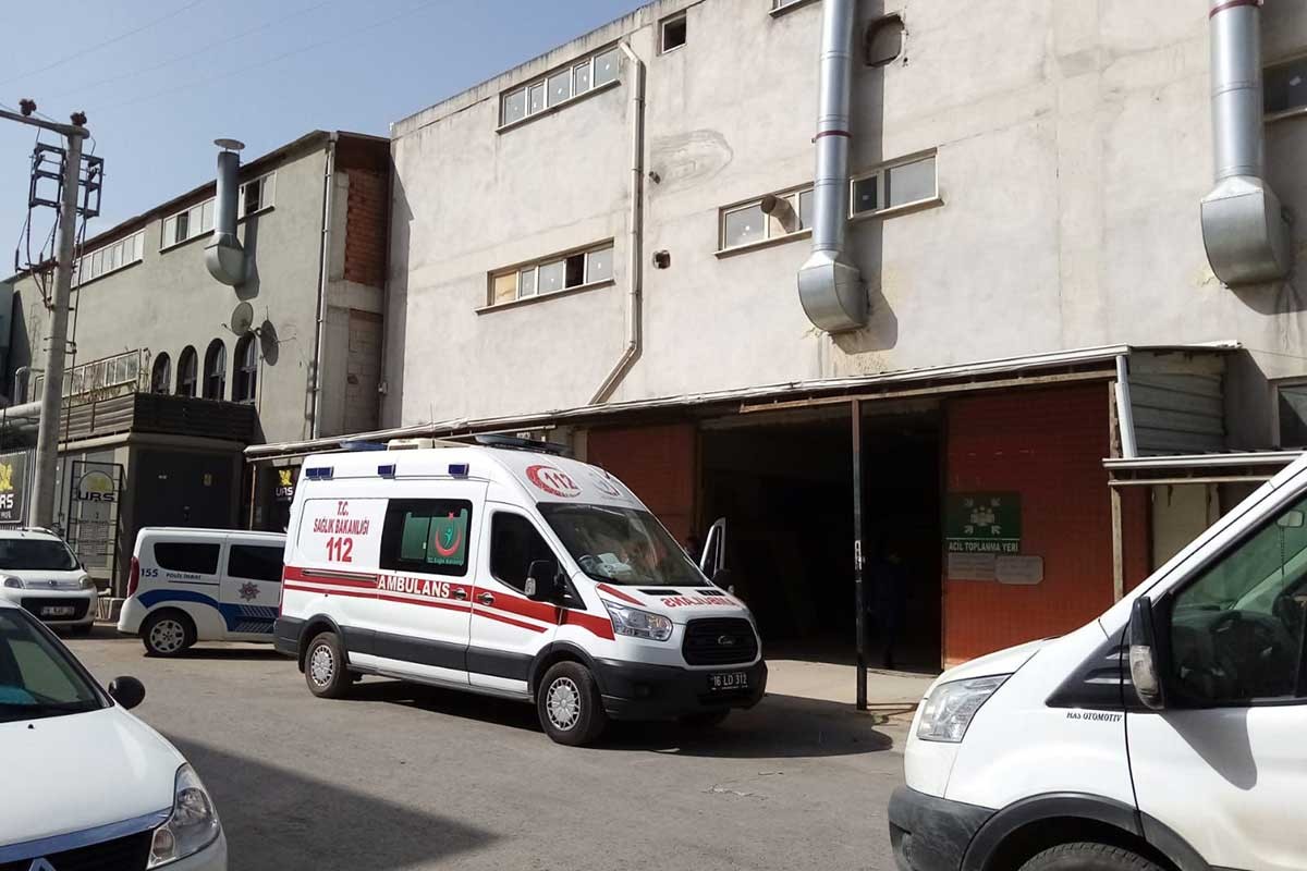 Mobilya fabrikasının önünde ambulans var.