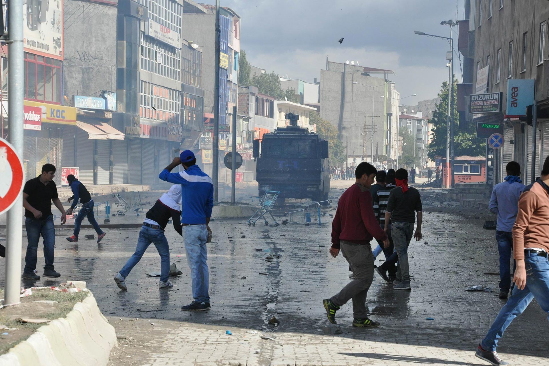 Kobanê eylemine katılanlara tazyikli su sıkıldığı an