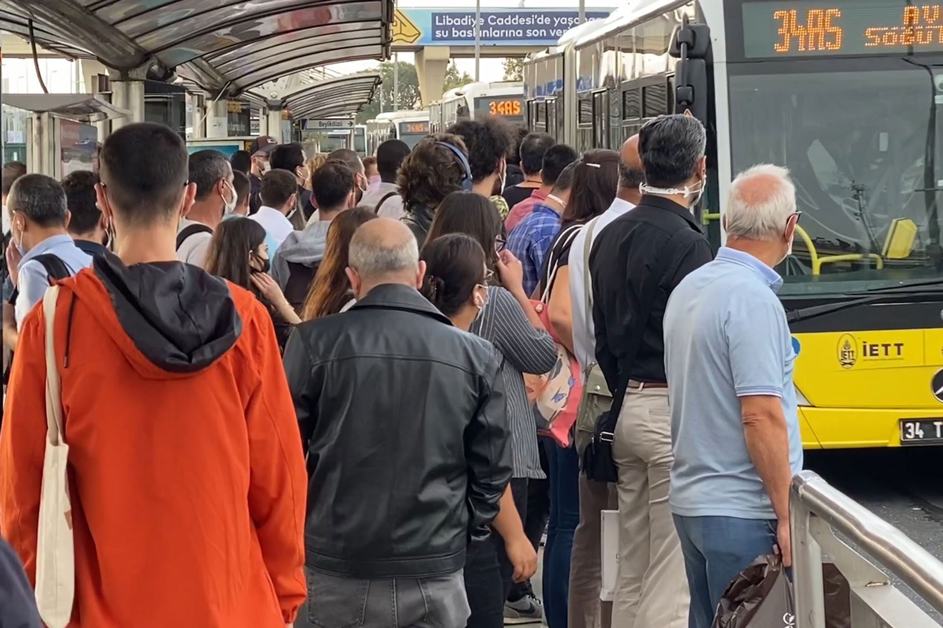 Metrobüs bekleyen kalabalık.