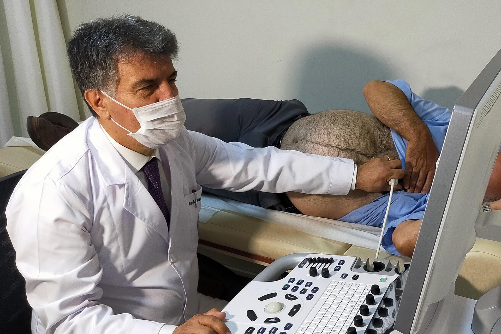 Prof. Dr. Hüseyin Şenocak kliniğinde bir hastayı muayene ederken.