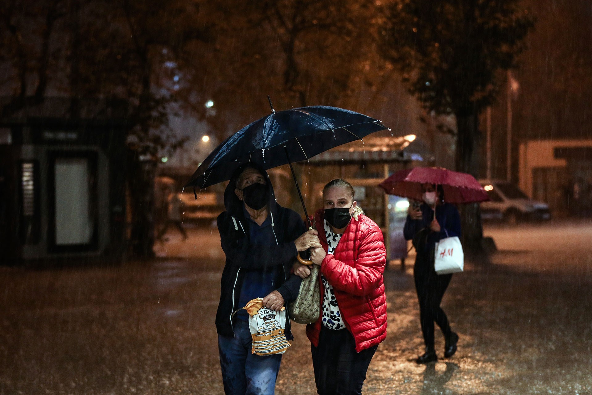 İstanbul'da sağanak altında şemsiyeli kişiler