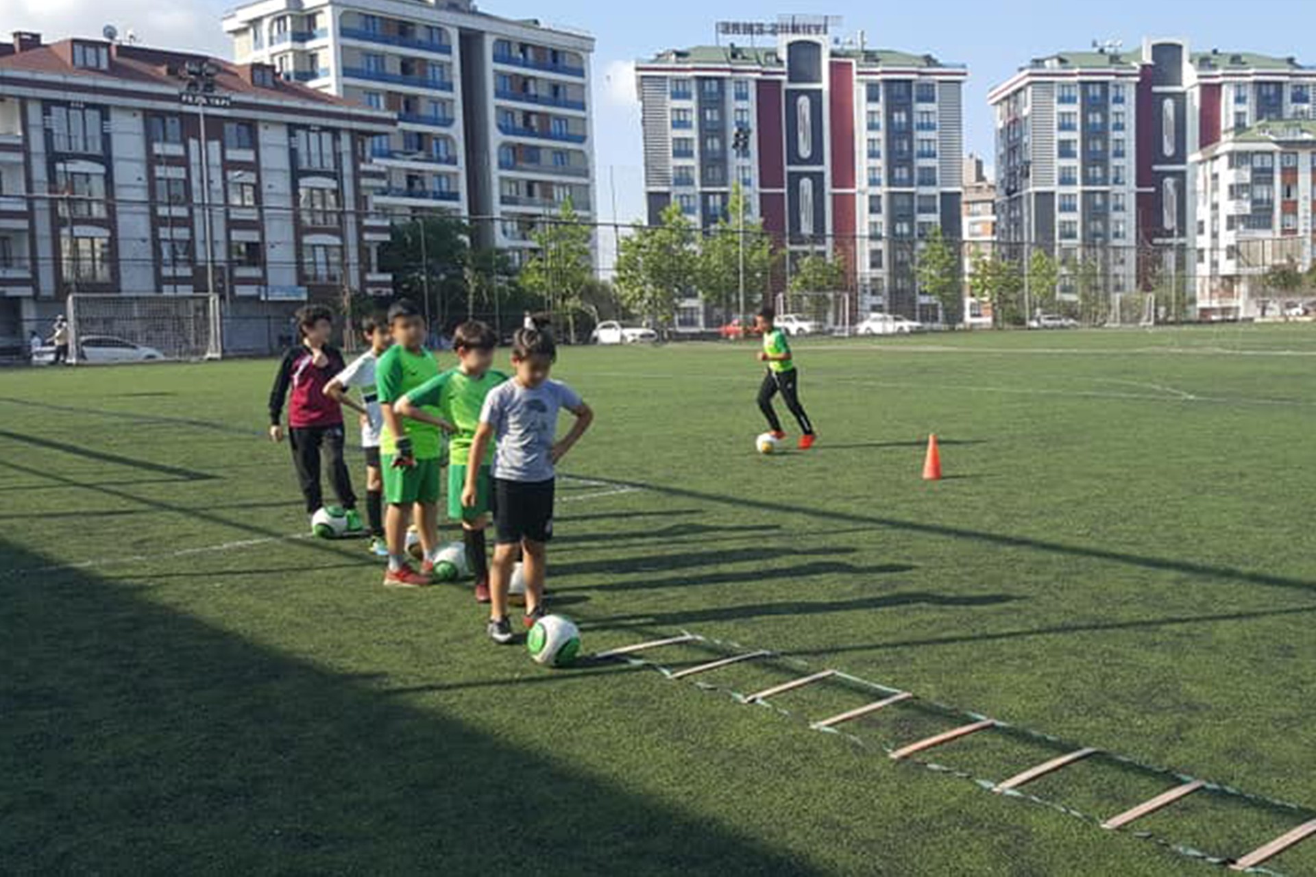 Karadolap Spor Kulübü bünyesinde futbol oynayan çocuklar antrenmanda iken.