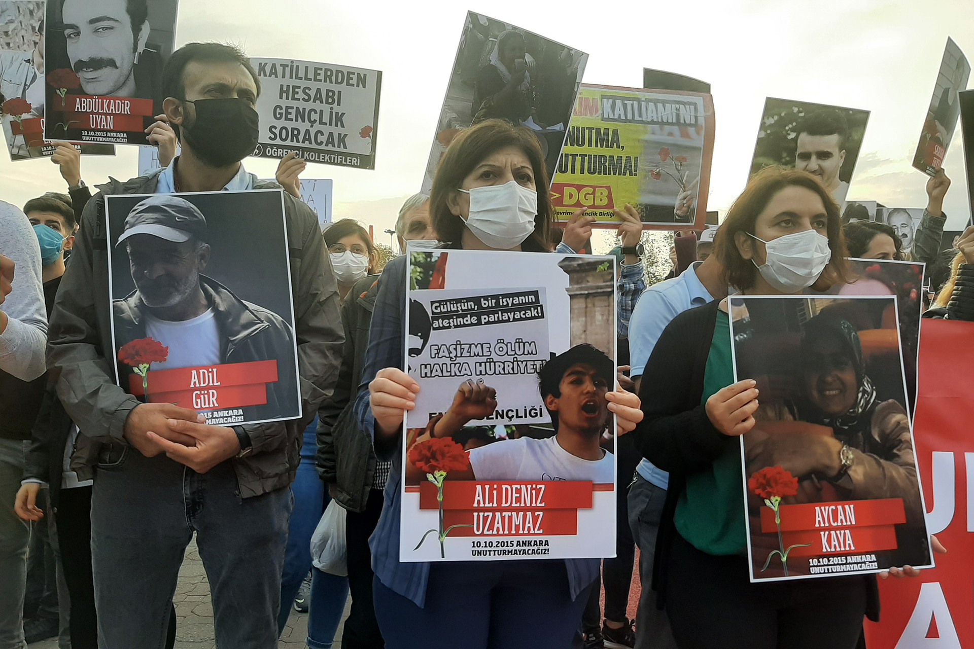 10 Ekim Ankara Katliamı'nda yaşamını yitirenler, katliamın 5'inci yıl dönümünde İstanbul Kadıköy'de yapılan eylemle anılırken.