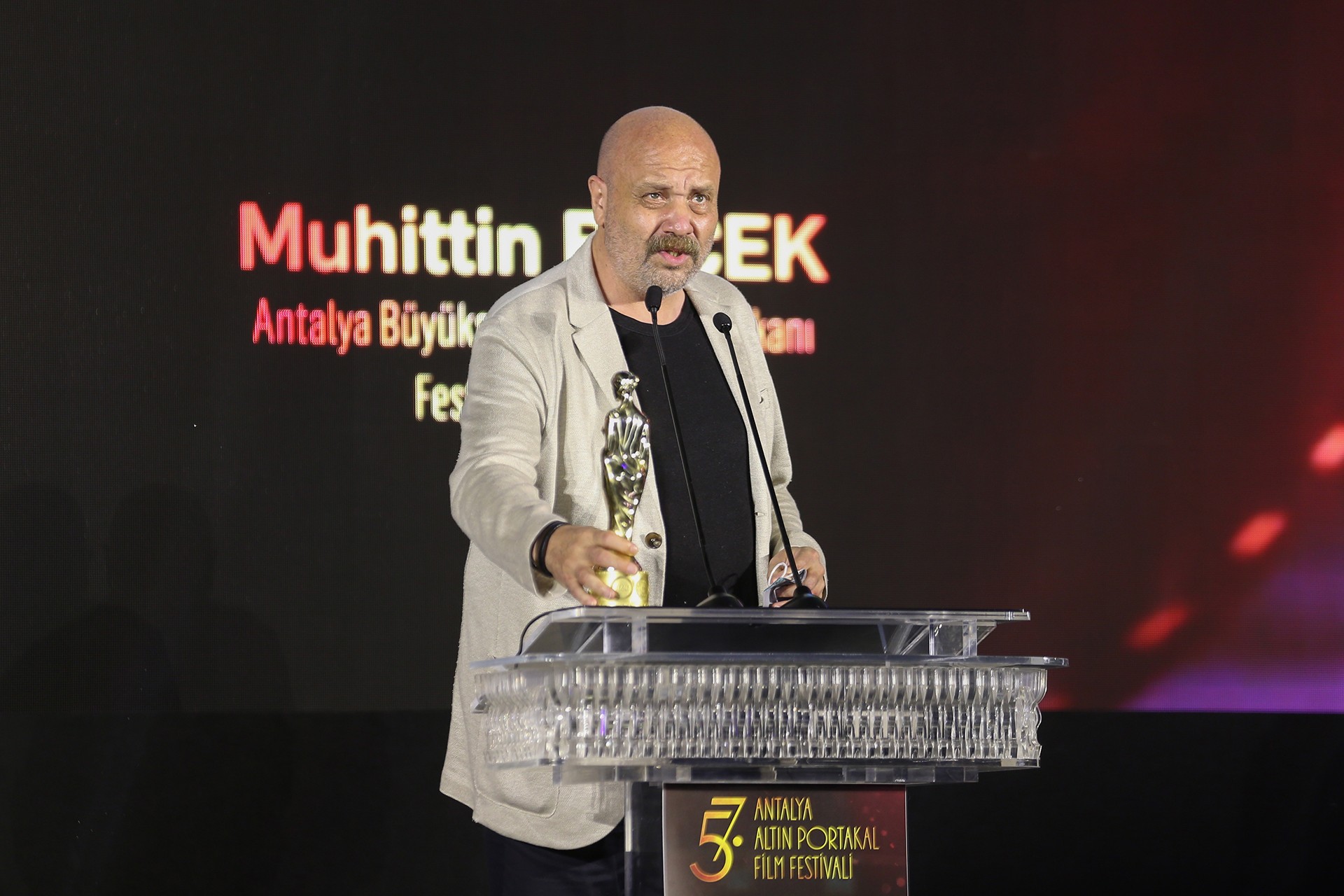 Bu yıl 57'ncisi düzenlenen Antalya Altın Portakal Film Festivali'nin kapanış galası yapıldı. Galada, 'En İyi Erkek Oyuncu' ödülü Gelincik filmindeki rolüyle Ahmet Mümtaz Taylan'a verildi.