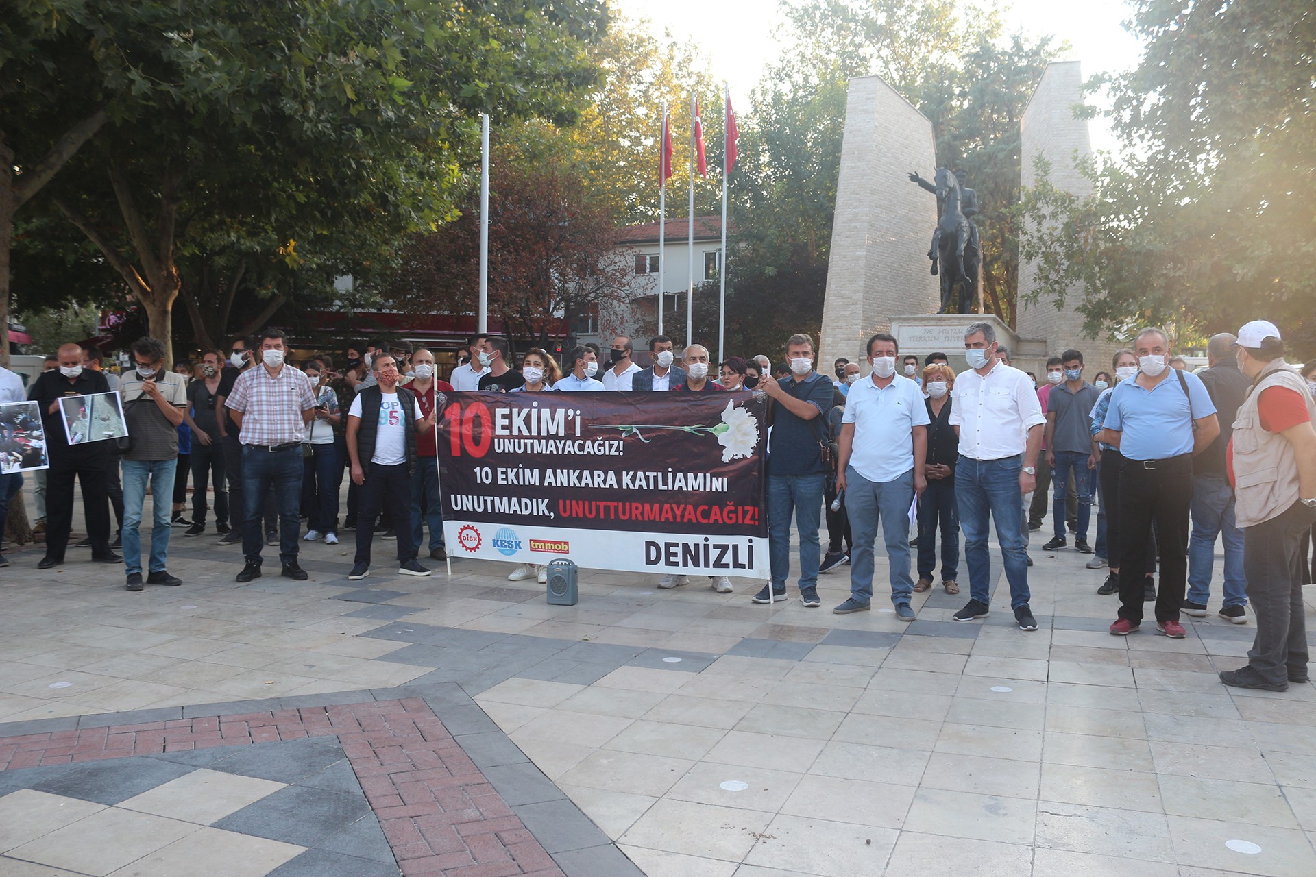 10 Ekim Ankara Katliamı'nda yaşamını yitirenler, katliamın 5'inci yıl dönümünde Denizli'de düzenlenen etkinlikte anıldı.