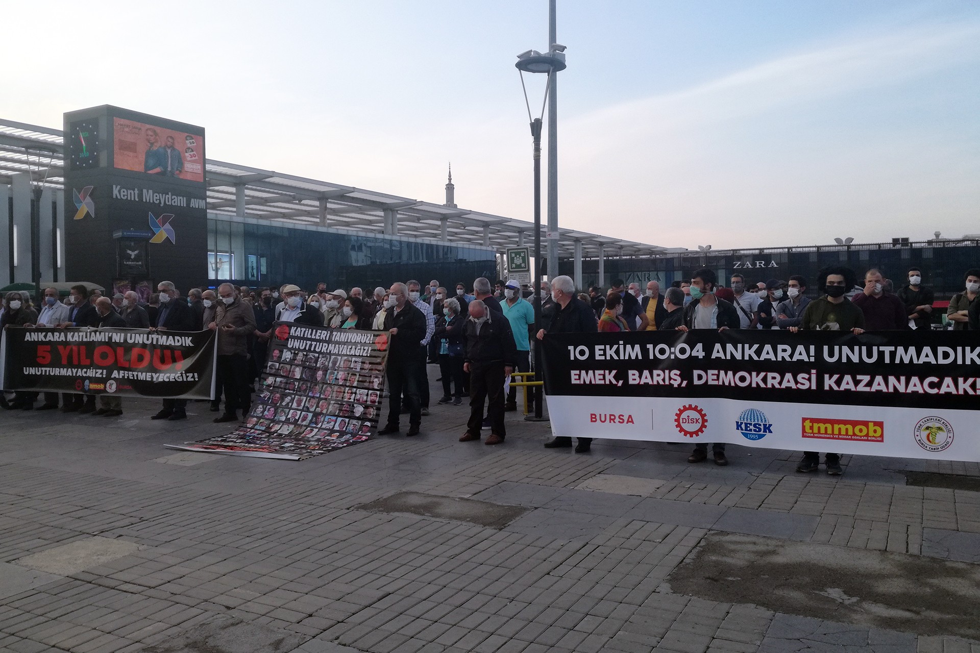 10 Ekim Ankara Katliamı'nda yaşamını yitirenler, katliamın 5'inci yıl dönümünde Bursa'da düzenlenen etkinlikte anıldı.