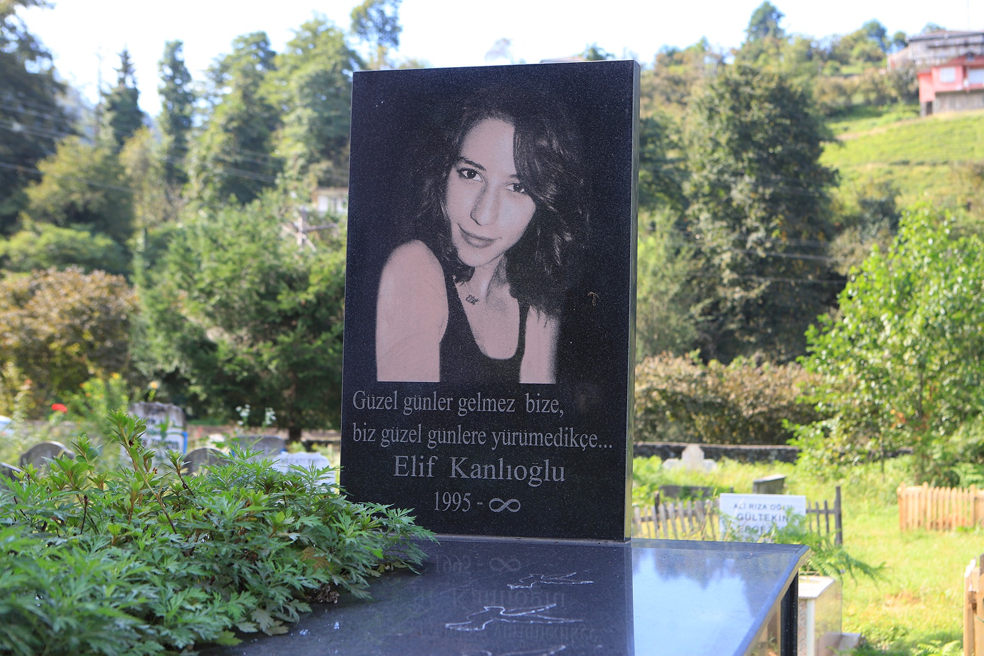 10 Ekim Ankara Katliamı'nda yaşamını yitirenler Emek Gençliği üyesi Elif kanlıoğlu'nun Arhavi'de bulunan mezarı.
