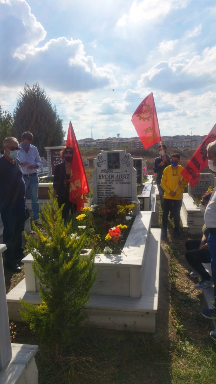 10 Ekim Ankara Katliamı'nda hayatını kaybeden Emek Partisi Çanakkale İl Yöneticisi Ercan Adsız, katliamın 5'inci yıl dönümünde Çorlu'daki mezarı başında anılırken.