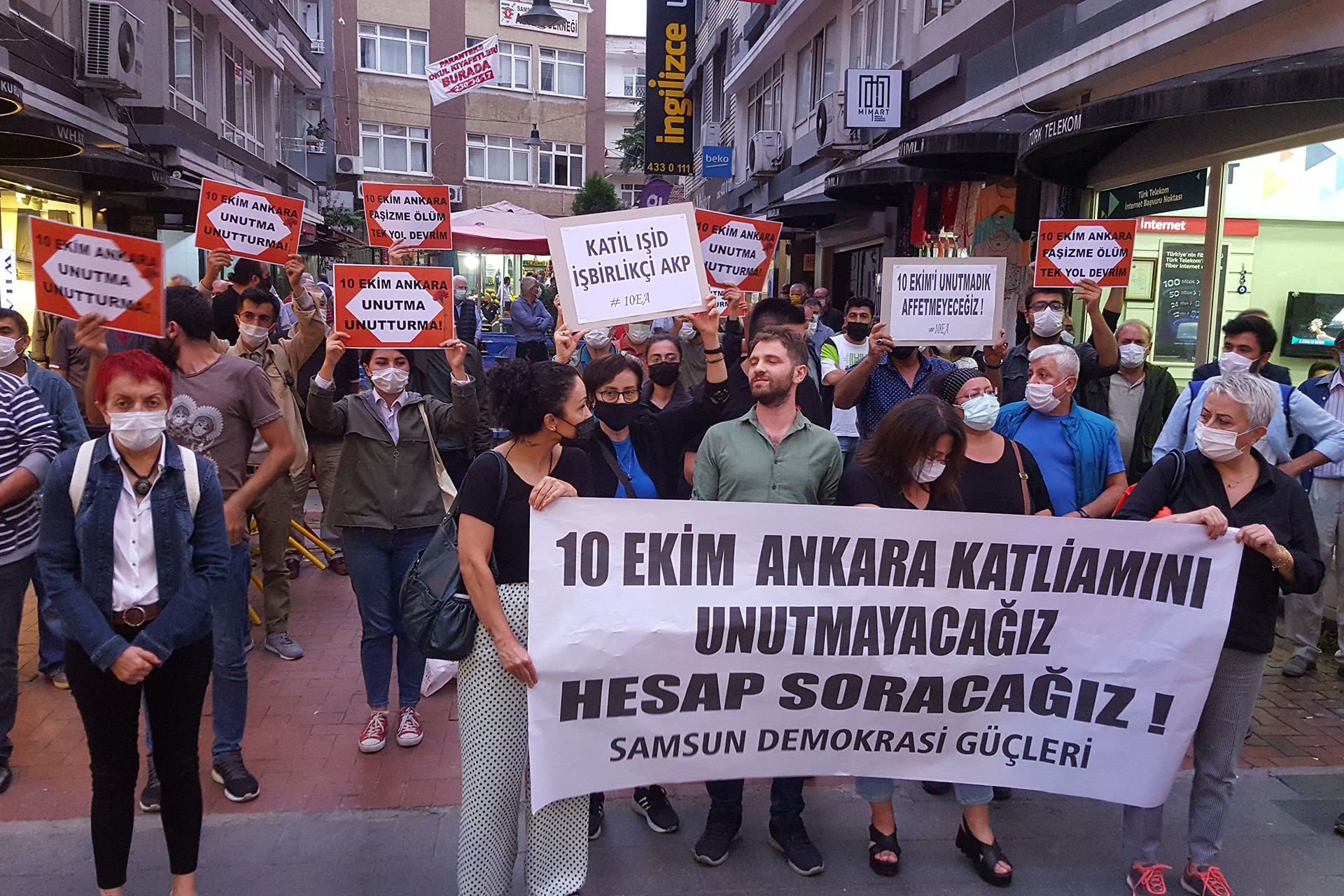 10 Ekim Ankara Katliamı'nda yaşamını yitirenler, katliamın 5'inci yıl dönümünde Samsun'da düzenlenen etkinlikte anıldı.
